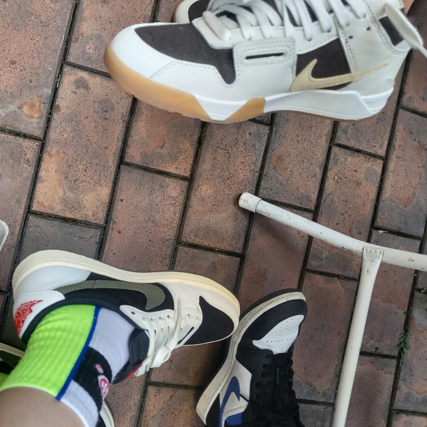 (W) Jordan 1 x Travis Scott Retro Low OG SP Medium Olive, Jordan x Travis Scott Jumpman Jack TR Sail and Dark Mocha 착용 스타일 - 1