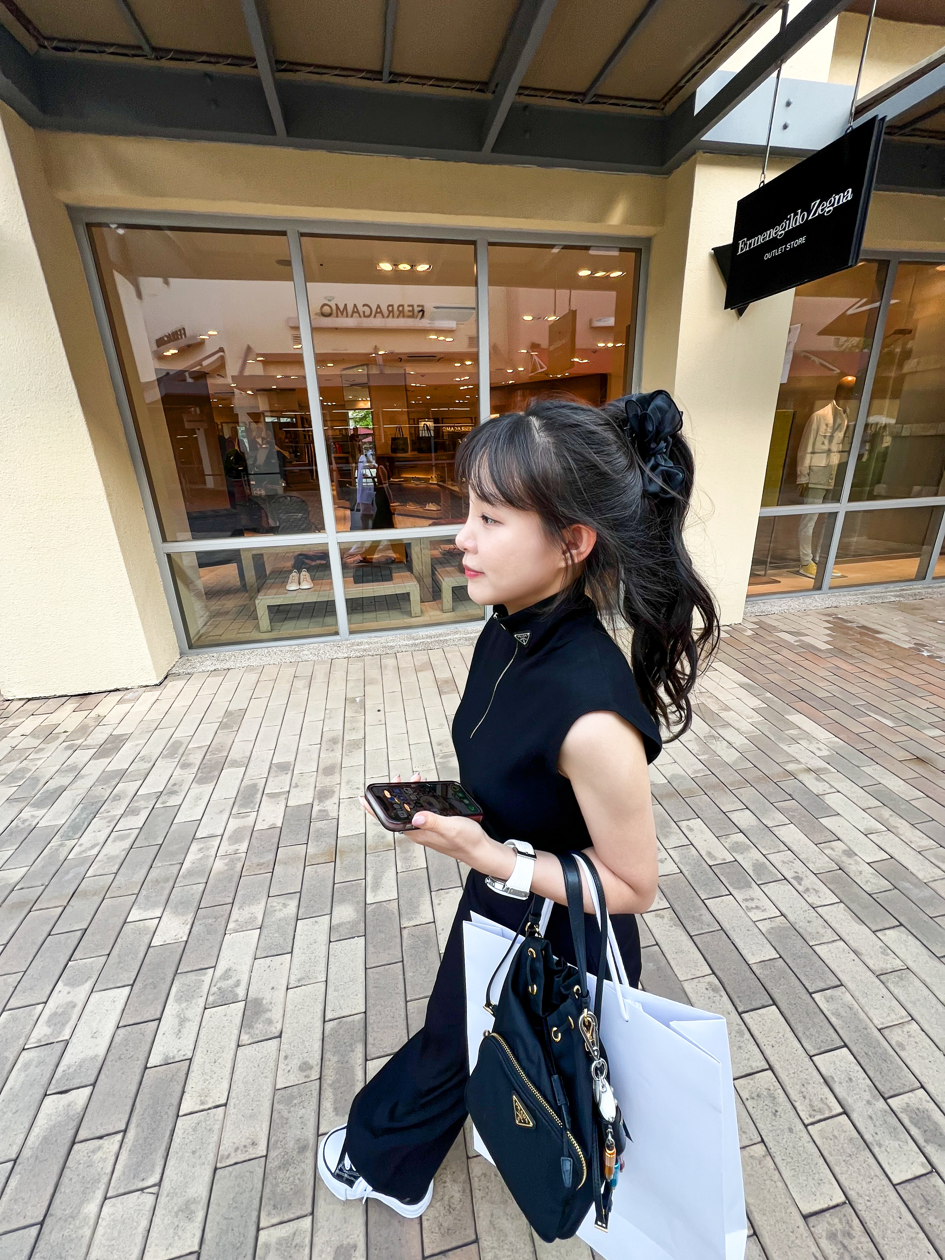 Prada Saffiano Leather Robot Trick Keychain Steel Black, Prada Duet Re-Nylon Shoulder Bag Black Gold 착용 스타일 - 4