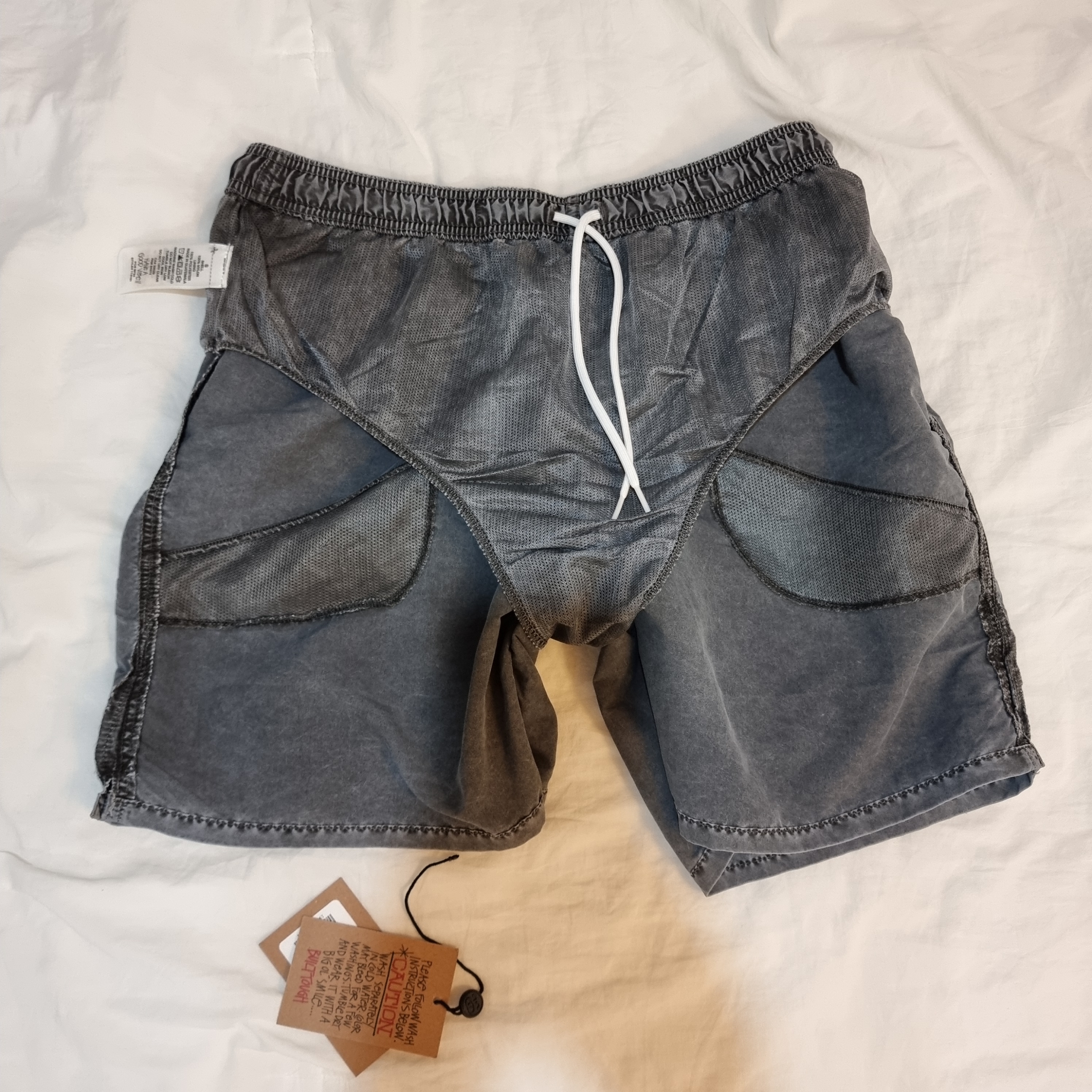 Stussy Stock Water Pigment Short Charcoal, Adidas Yeezy 500 Utility Black 2022/2023 착용 스타일 - 4