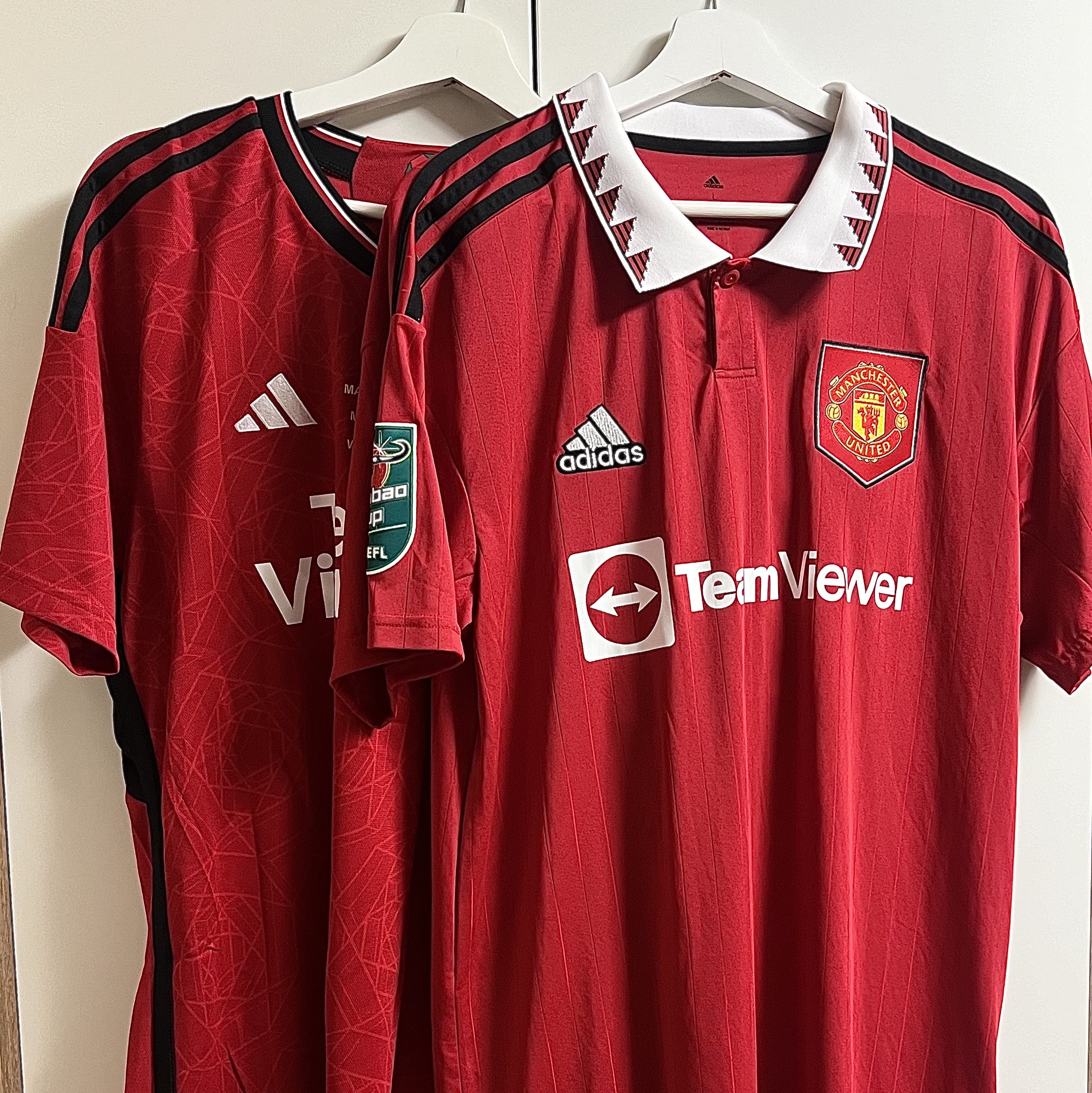 Adidas Manchester United 2023/24 Home Authentic Jersey Team Collegiate Red - US Sizing (Non Marking Ver.), Adidas Manchester United 2022/23 Home Jersey Real Red - US Sizing (Non Marking Ver.) 착용 스타일 - 2