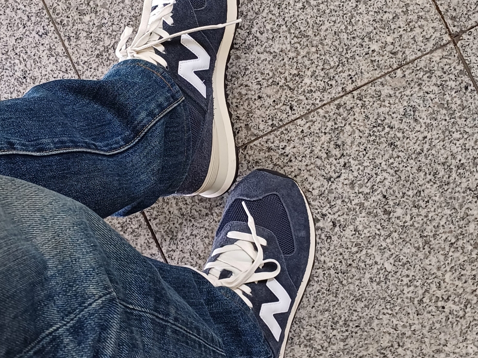New Balance 574 Heritage Navy 착용 스타일 - 4