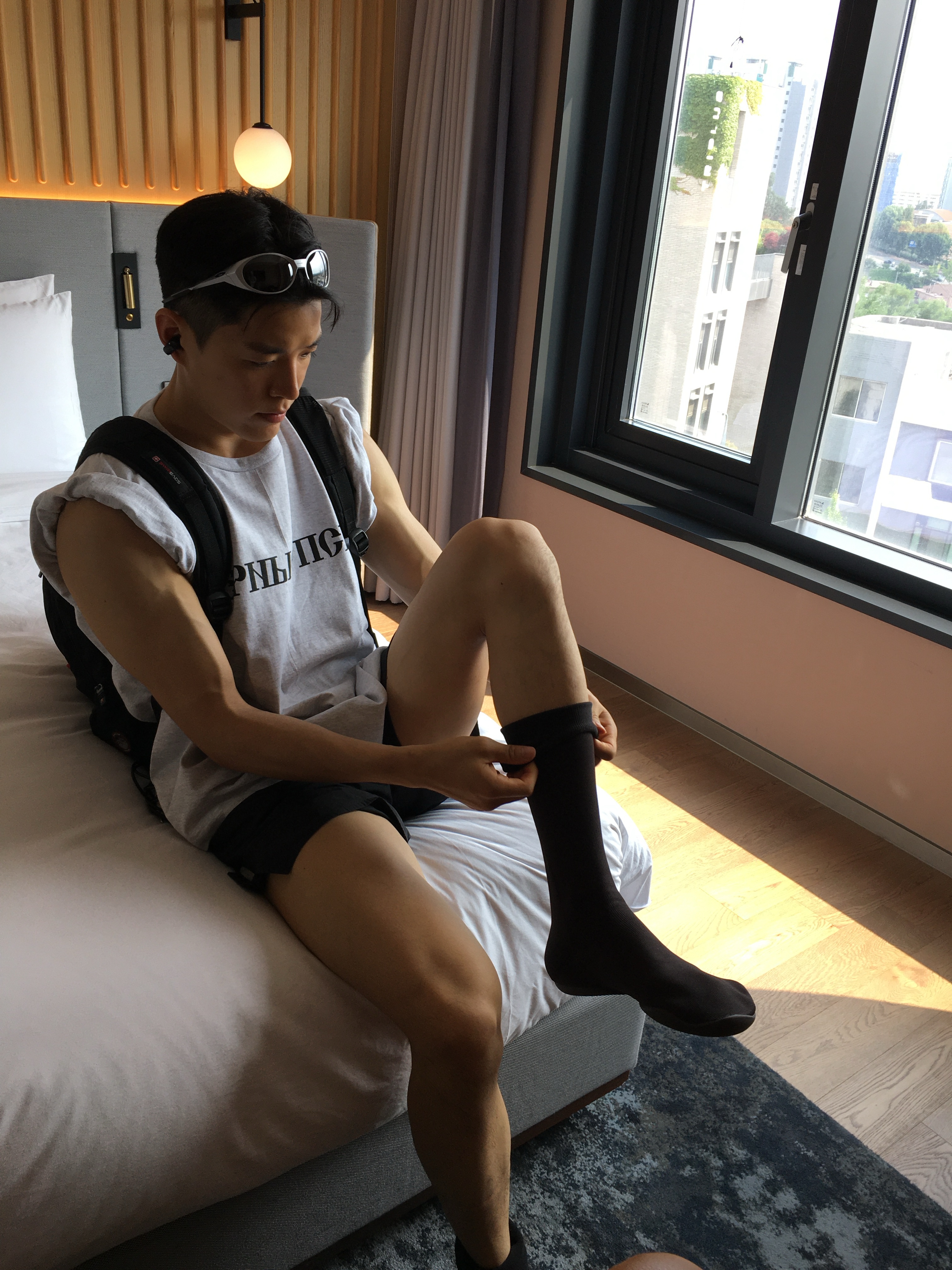 Yeezy YZY Pods Black, Yeezy x Gosha Rubchinskiy YZY Black Dogs T-Shirt Heather Grey 착용 스타일 - 1