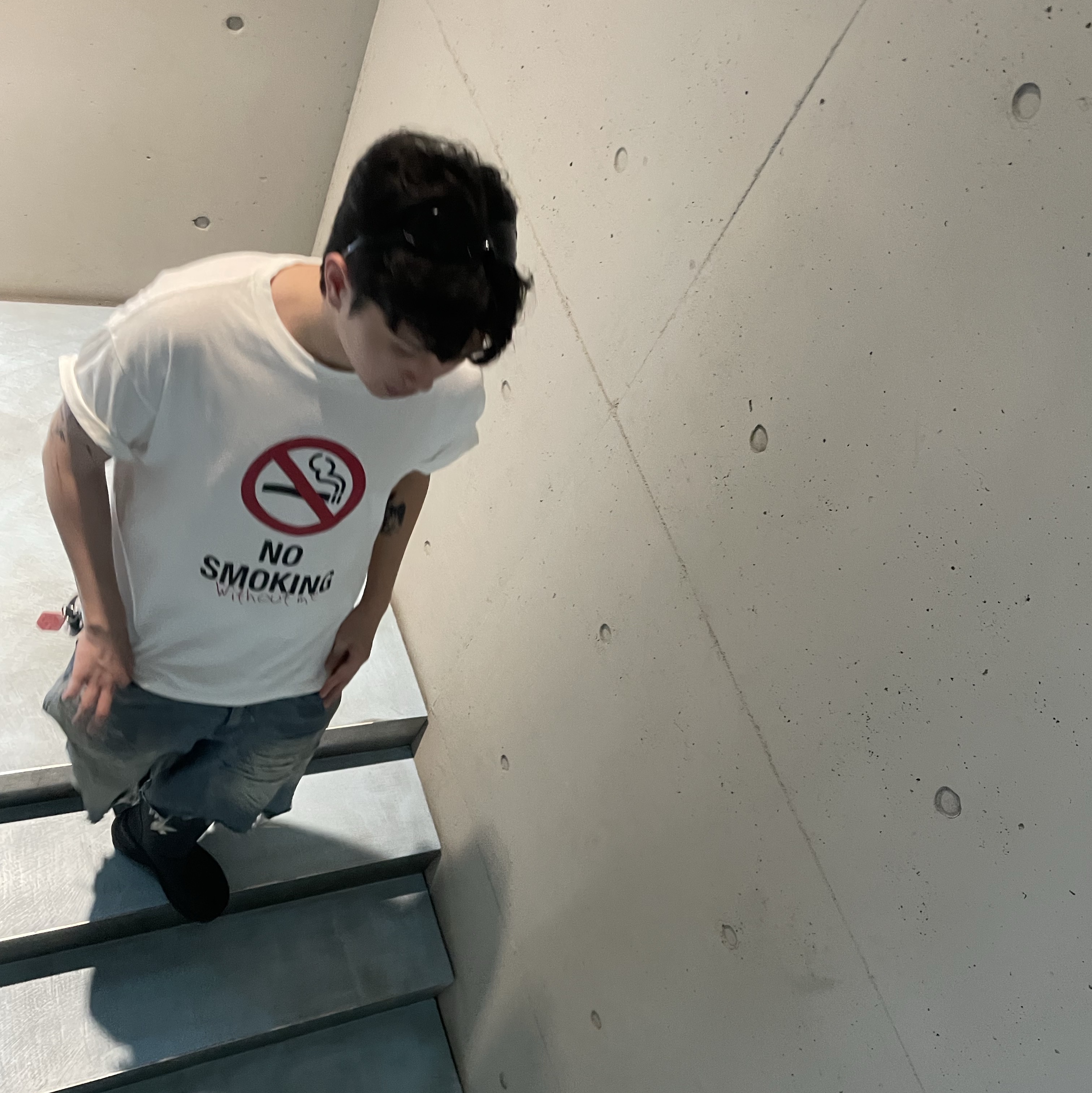 Project G/R Membership Meme No Smoking Without Me T-Shirt White, Balenciaga Skin Cat Sunglasses Black 착용 스타일 - 2