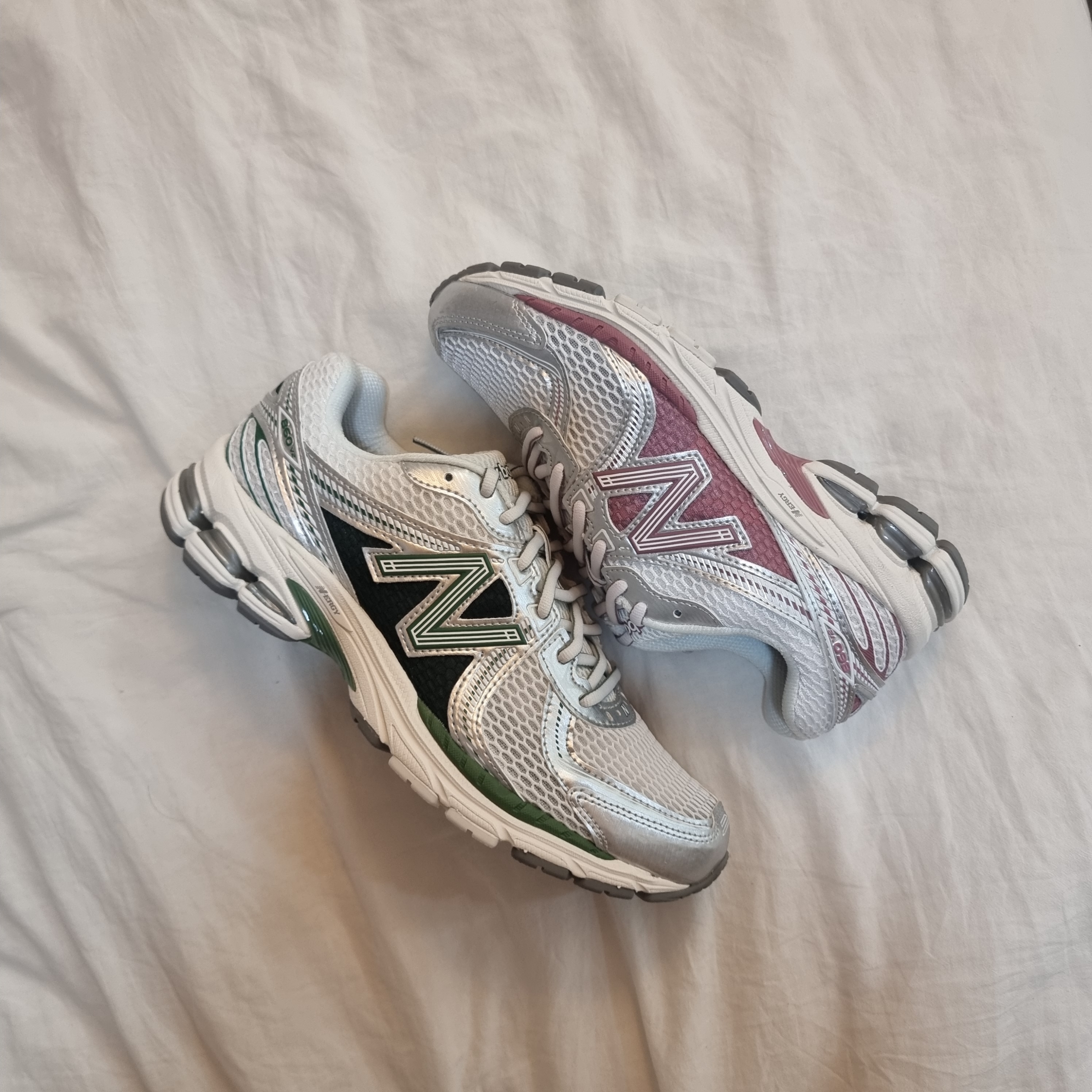 New Balance 860v2 Mallard Green Silver, New Balance 860v2 Rosewood Metallic Silver 착용 스타일 - 2