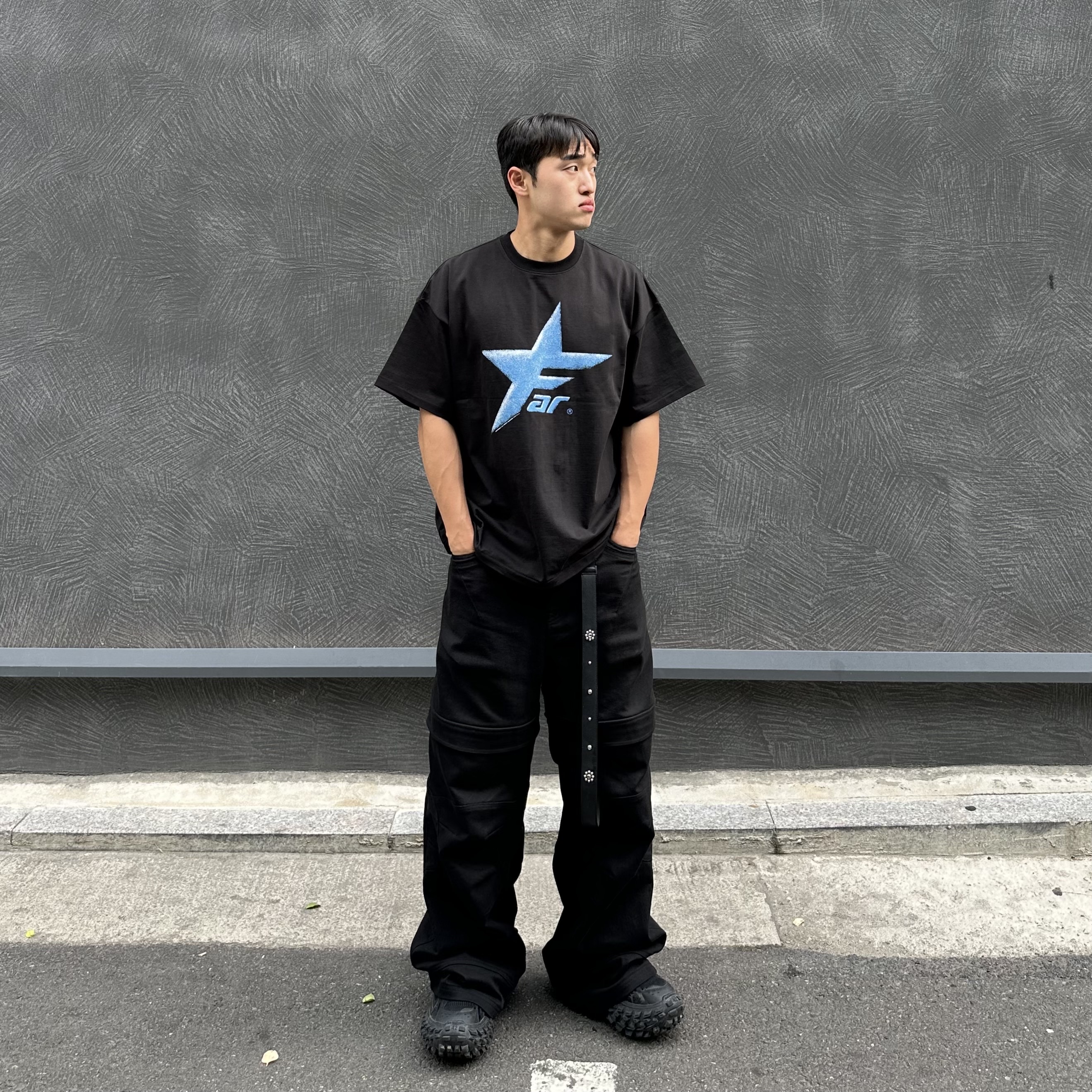 Farfromwhat Far Star Logo T-Shirt Green, Balenciaga Defender Sneakers Black 착용 스타일 - 1
