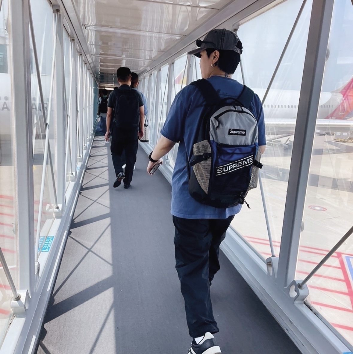 Supreme Backpack Blue - 23FW, Stussy 8 Ball T-Shirt Midnight - 22SS 착용 스타일