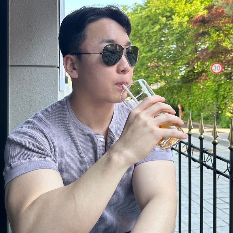 Ray-Ban Aviator Large Metal II Classic Polished Black Frame Green Classic G-15 Lenses 착용 스타일