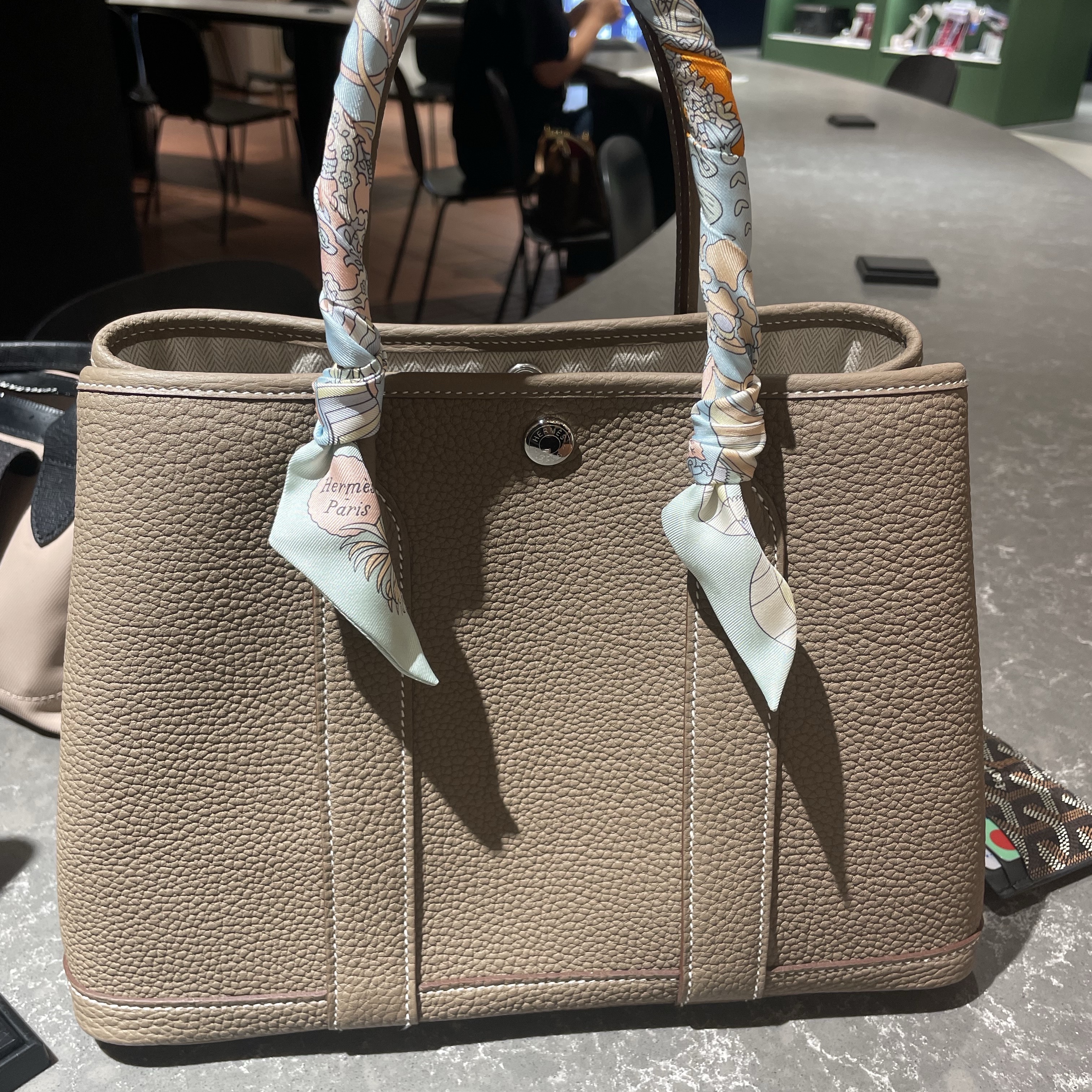 Hermes Garden Party 30 Bag Negonda & Palladium Etoupe 착용 스타일