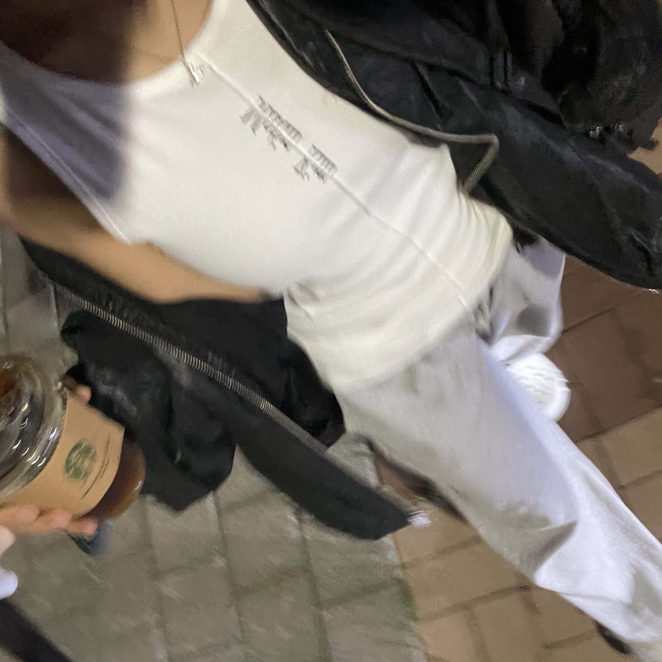 (W) Matin Kim Pintuck Sleeveless Top White 착용 스타일 - 2