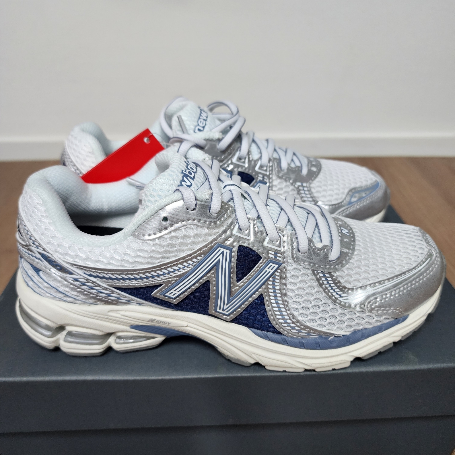 New Balance 860v2 Sea Salt Vintage Indigo 착용 스타일 - 2