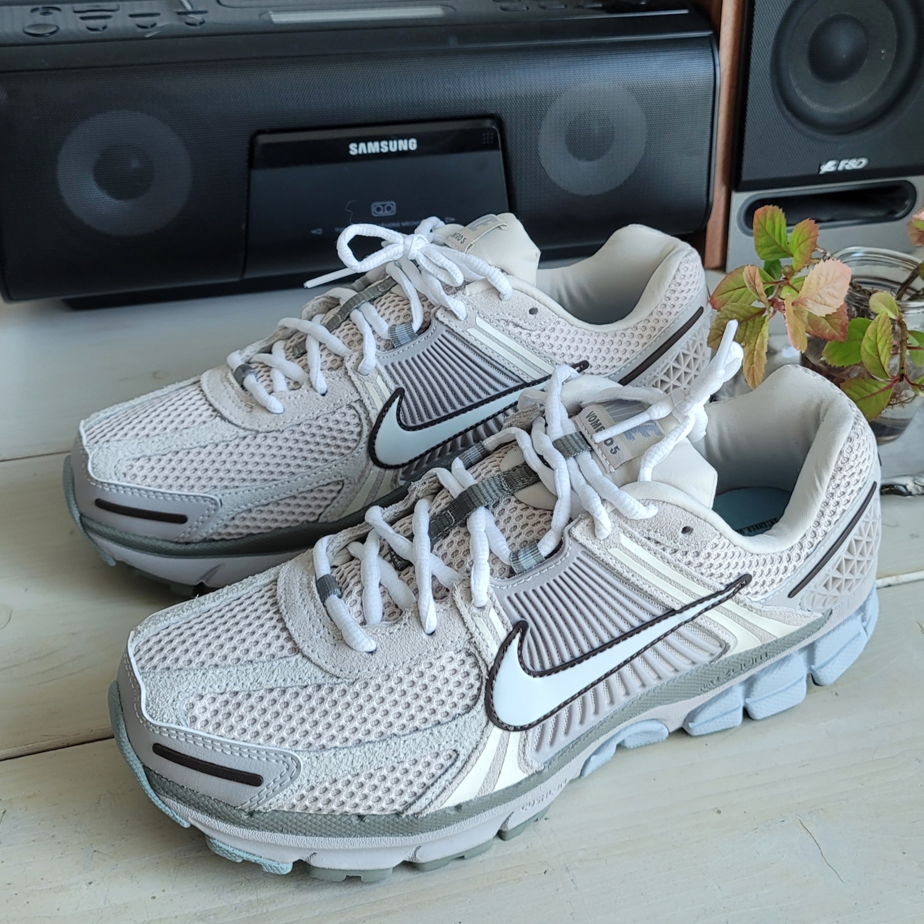 Nike Zoom Vomero 5 SE Light Orewood Brown 착용 스타일 - 1