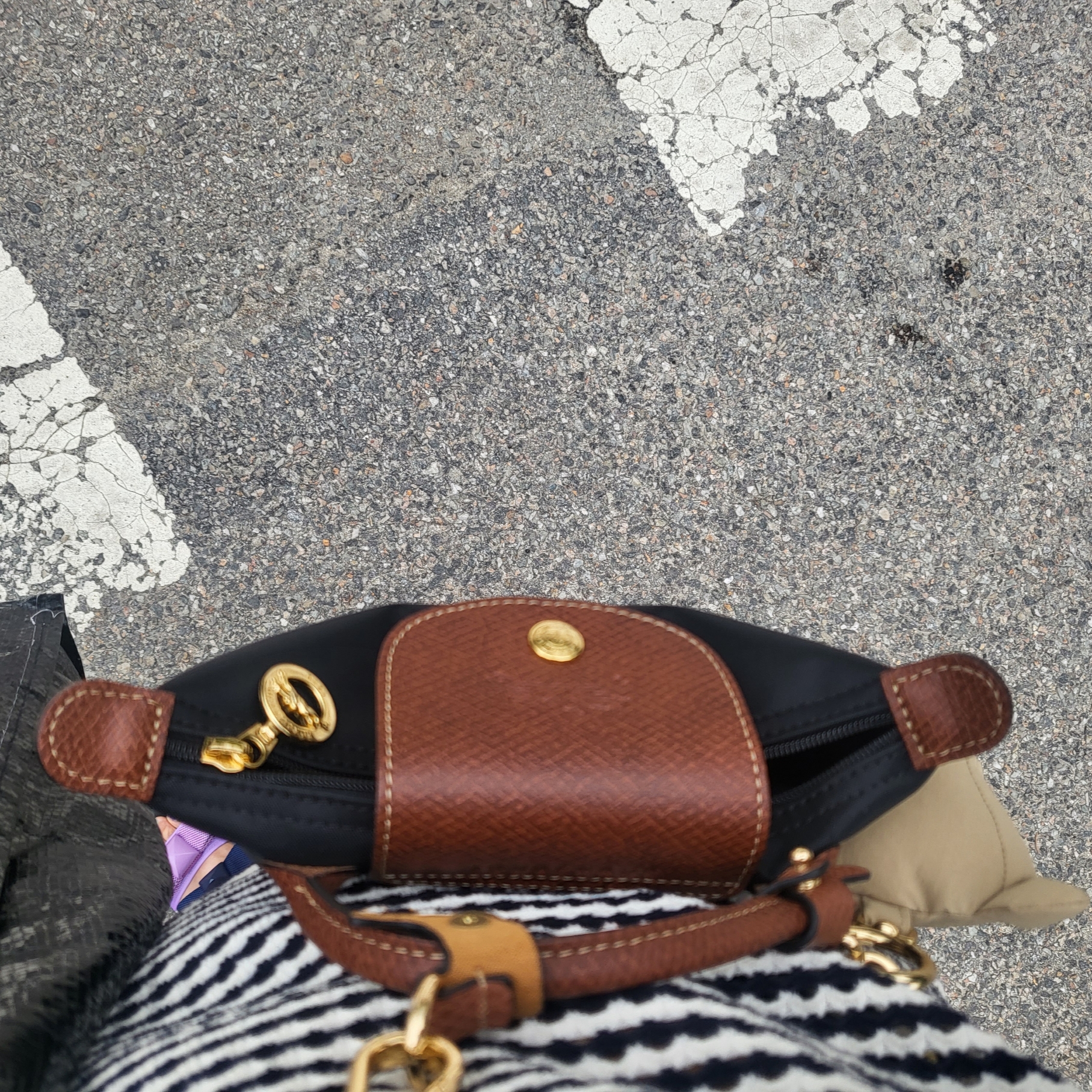 Longchamp Le Pliage Original Handle Pouch Black 착용 스타일 - 3