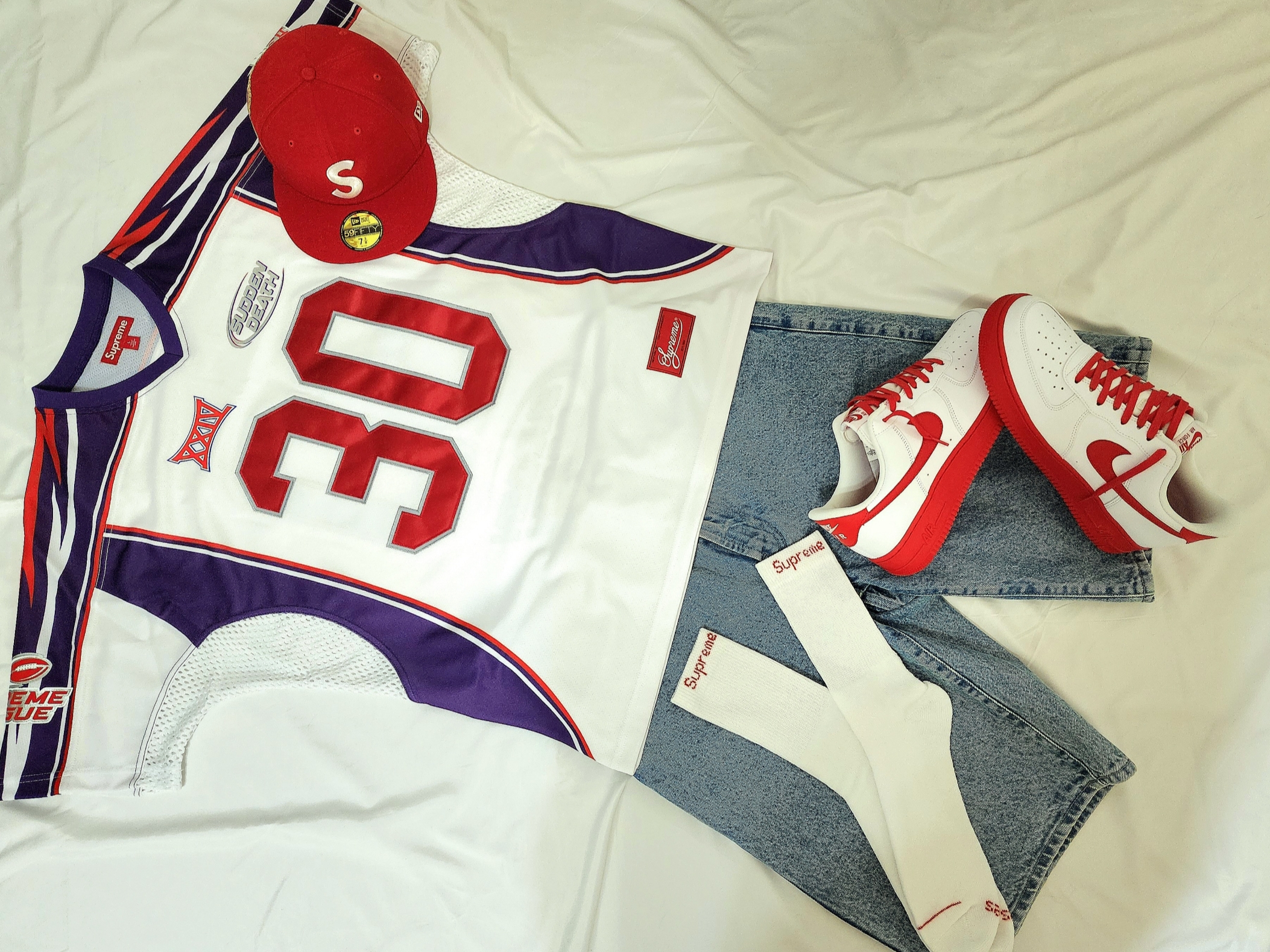 Supreme Jesus Piece S Logo New Era Red - 23FW, Supreme Sudden Death Football Jersey White - 24SS 착용 스타일 - 2