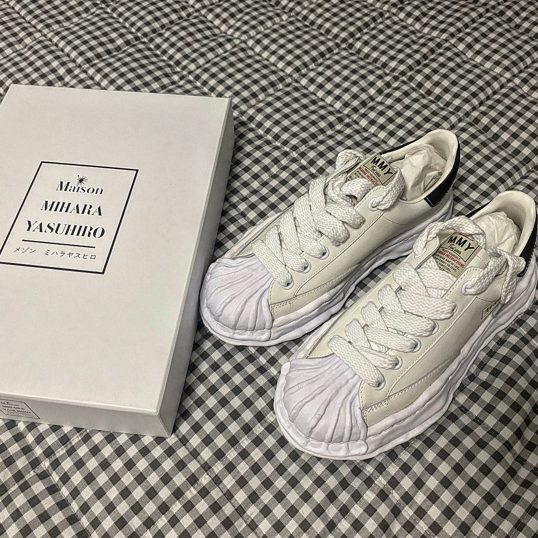 Maison Mihara Yasuhiro Blakey OG Sole Leather Low-top Sneakers White 착용 스타일