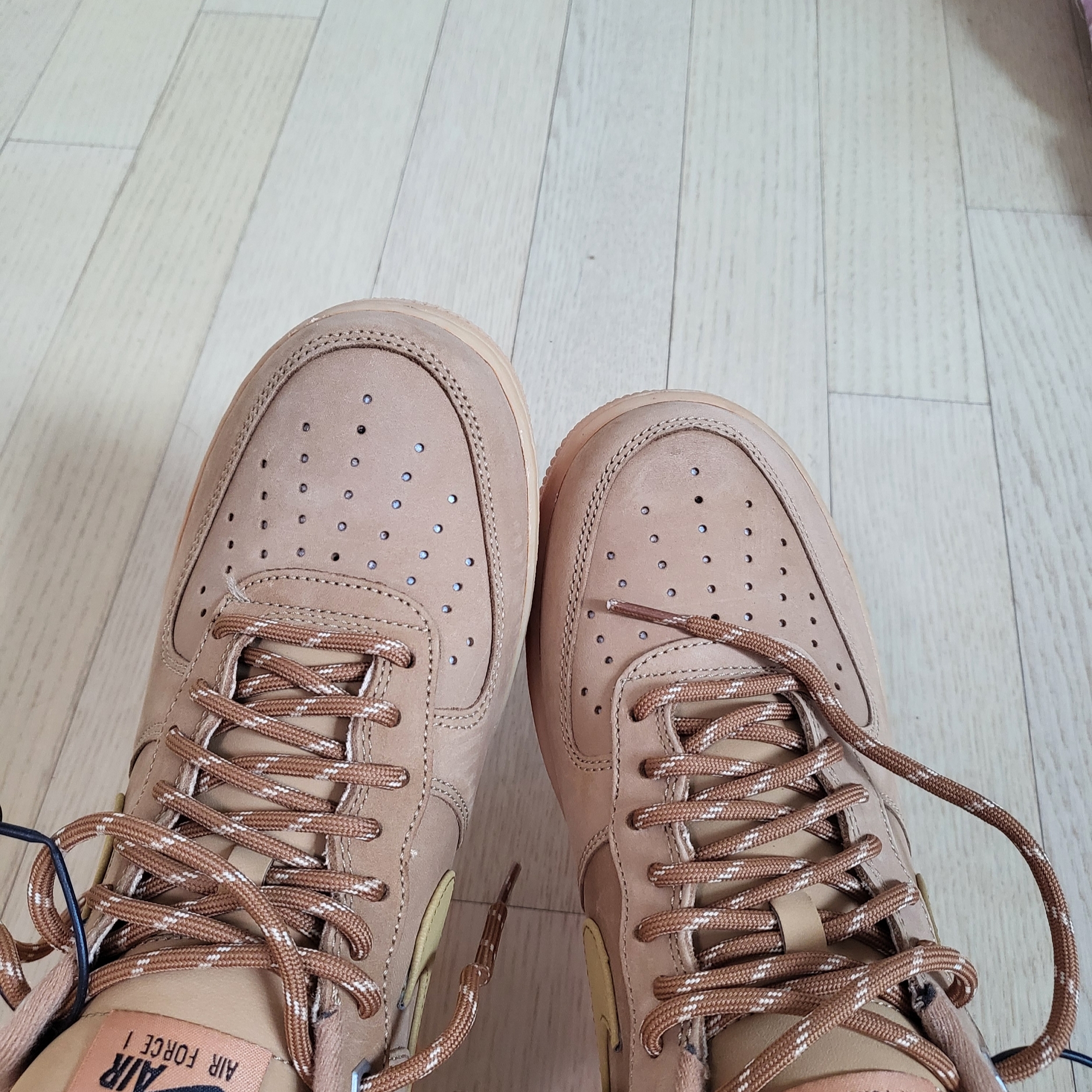 Nike Air Force 1 '07 WB Flax 착용 스타일
