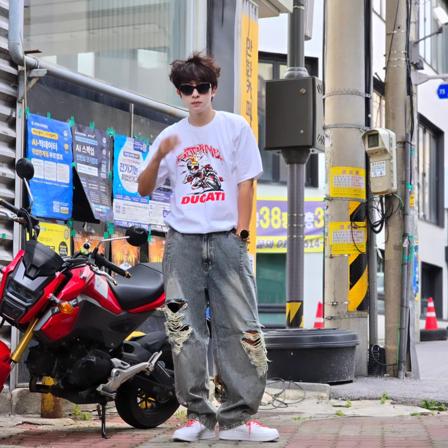 Supreme x Ducati Bike T-Shirt White - 24SS, Nike x Supreme Air Force 1 Low White 착용 스타일 - 3