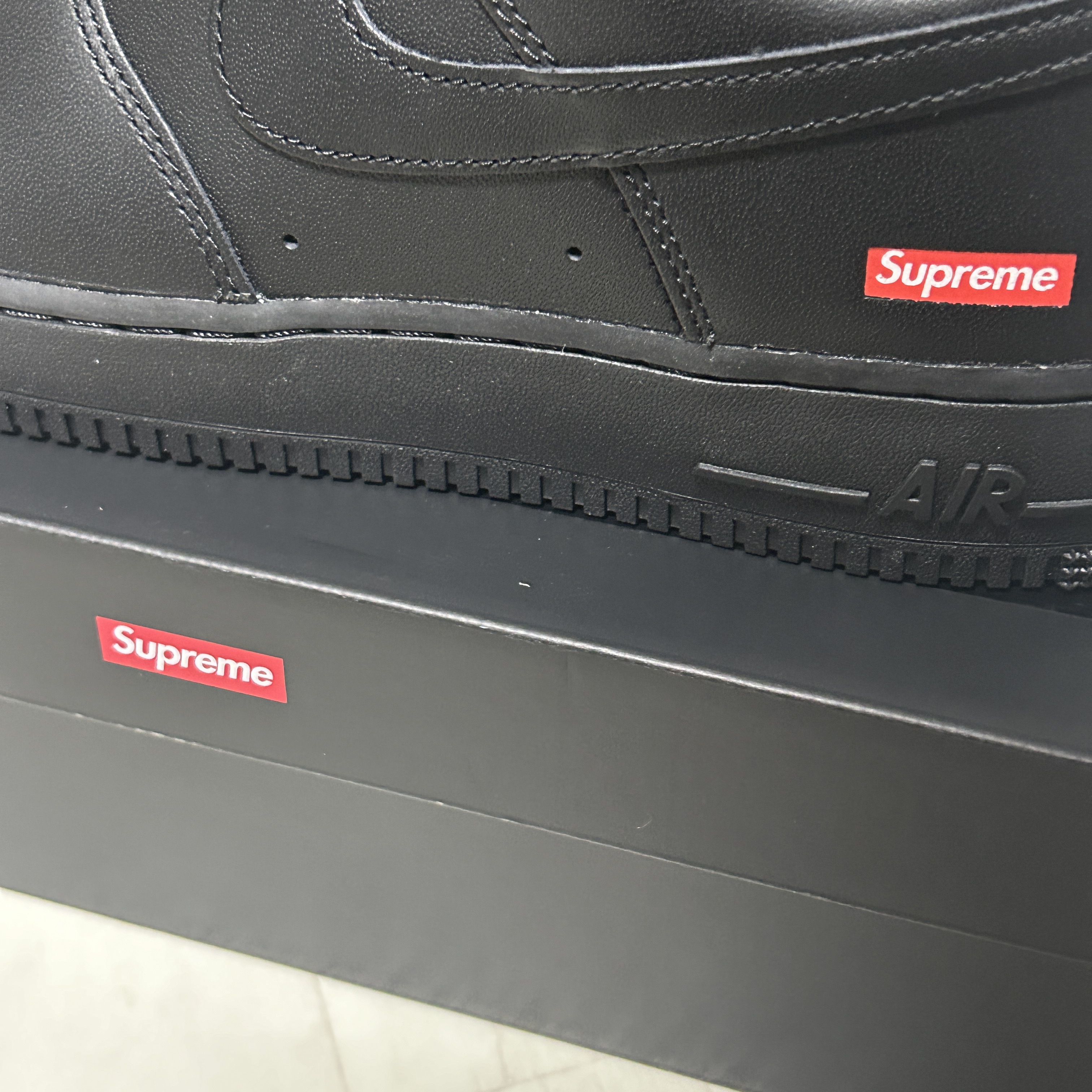 Nike x Supreme Air Force 1 Low Black 착용 스타일 - 2