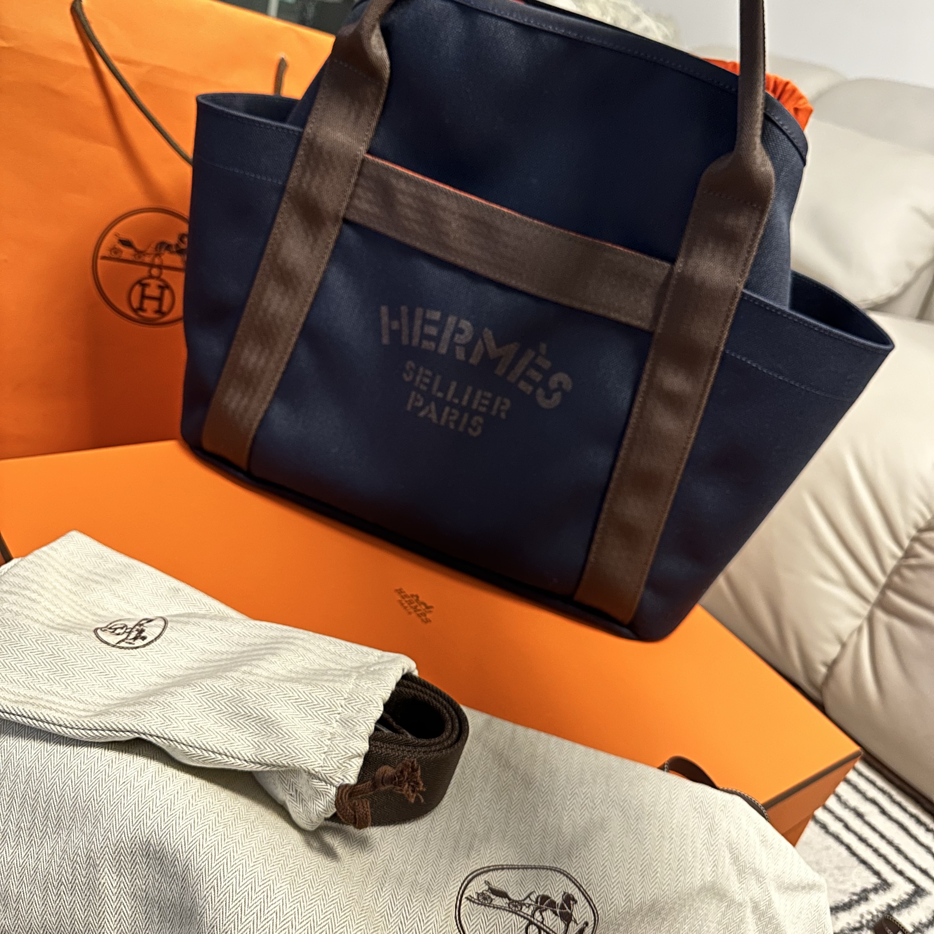 Hermes The Grooming Bag Canvas & Bleu Navy Feu 착용 스타일 - 3