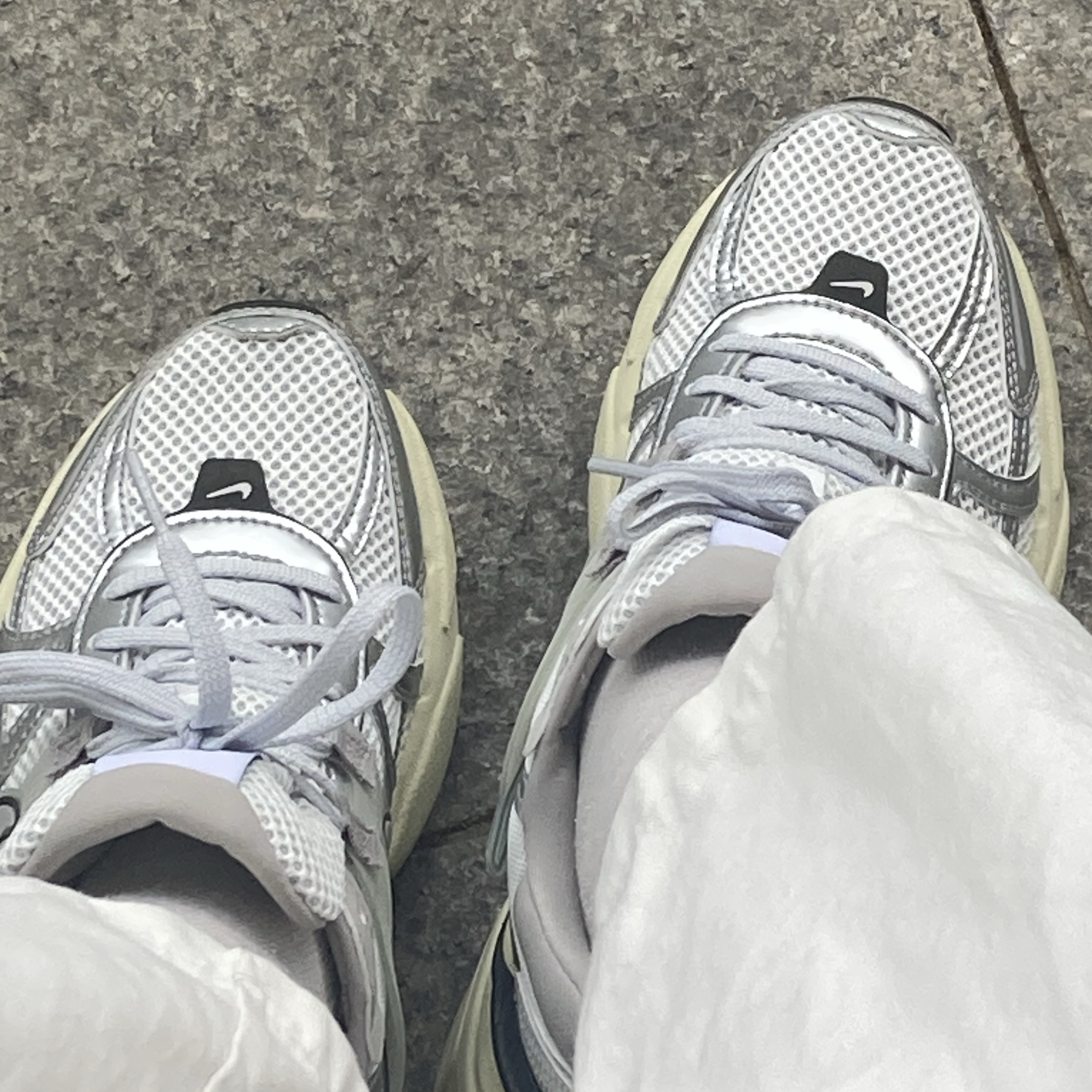 Nike V2K Run Summit White Metallic Silver 착용 스타일 - 2
