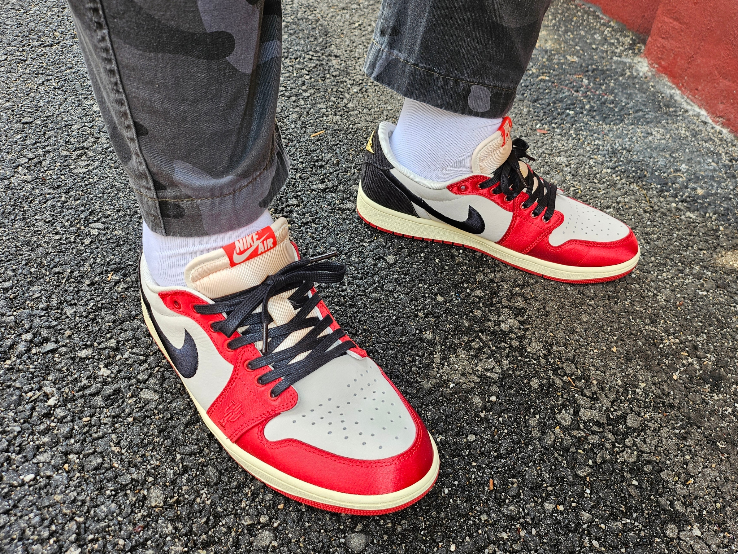 Jordan 1 x Trophy Room Retro Low OG SP Sail Varsity Red 착용 스타일 - 1