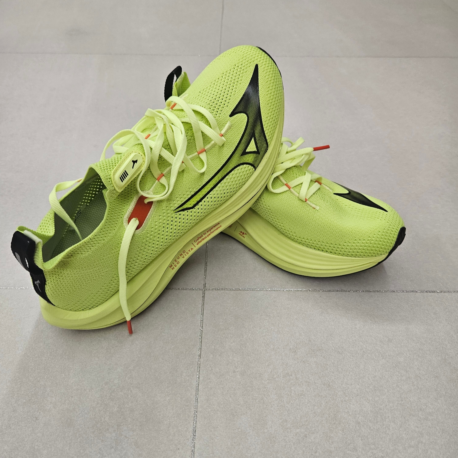 Mizuno Neo Vista Yellow Lime Black 착용 스타일 - 2