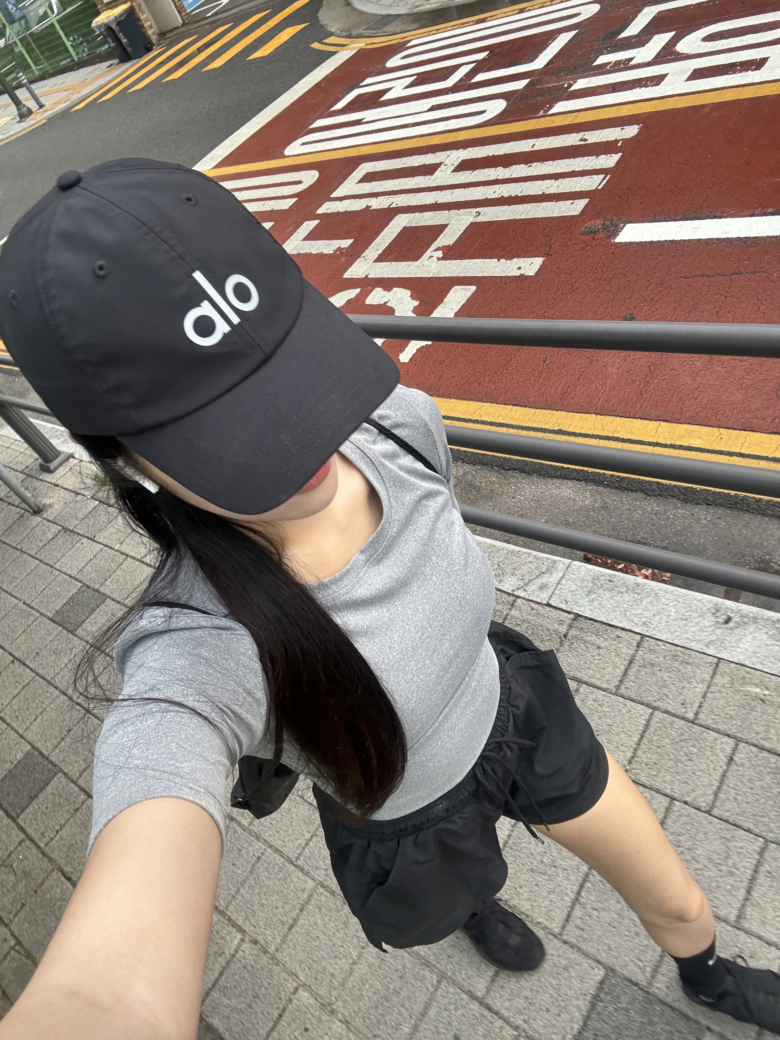 Alo Yoga Performance Off Duty Cap Black 착용 스타일 - 1