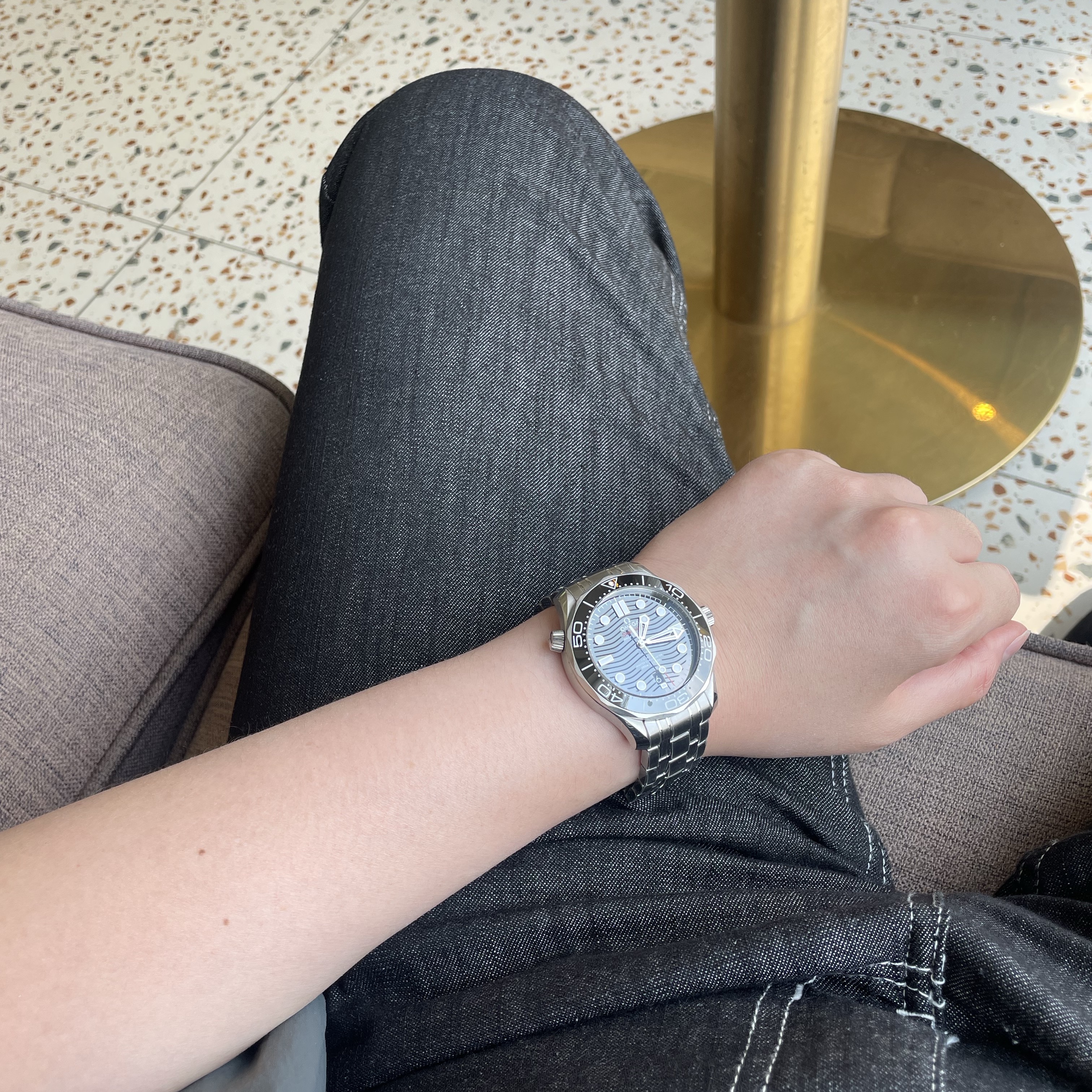Omega Seamaster Diver 300M Co Axial Master Chronometer Steel Black 착용 스타일
