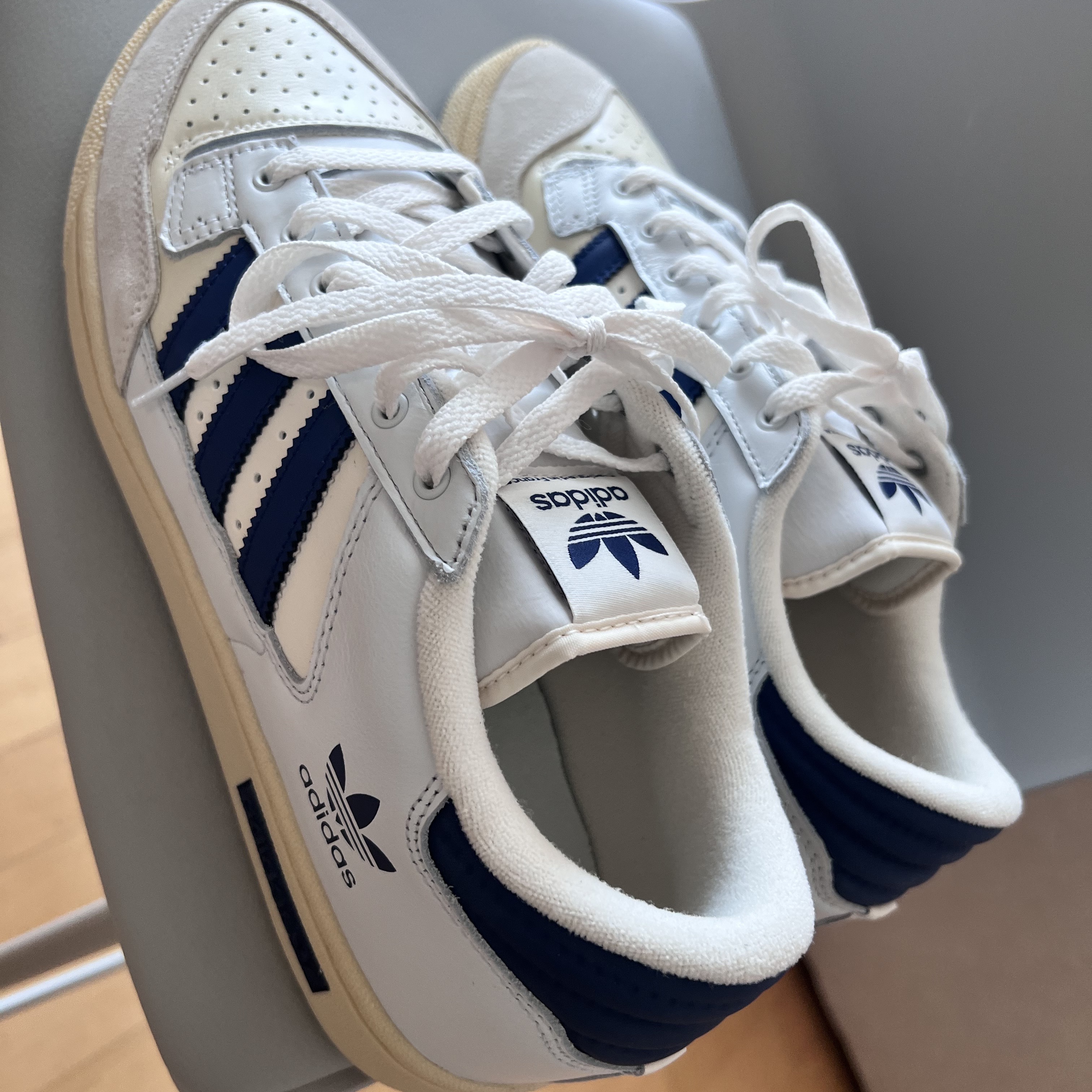 Adidas Centennial 85 Low Crystal White Victory Blue 착용 스타일