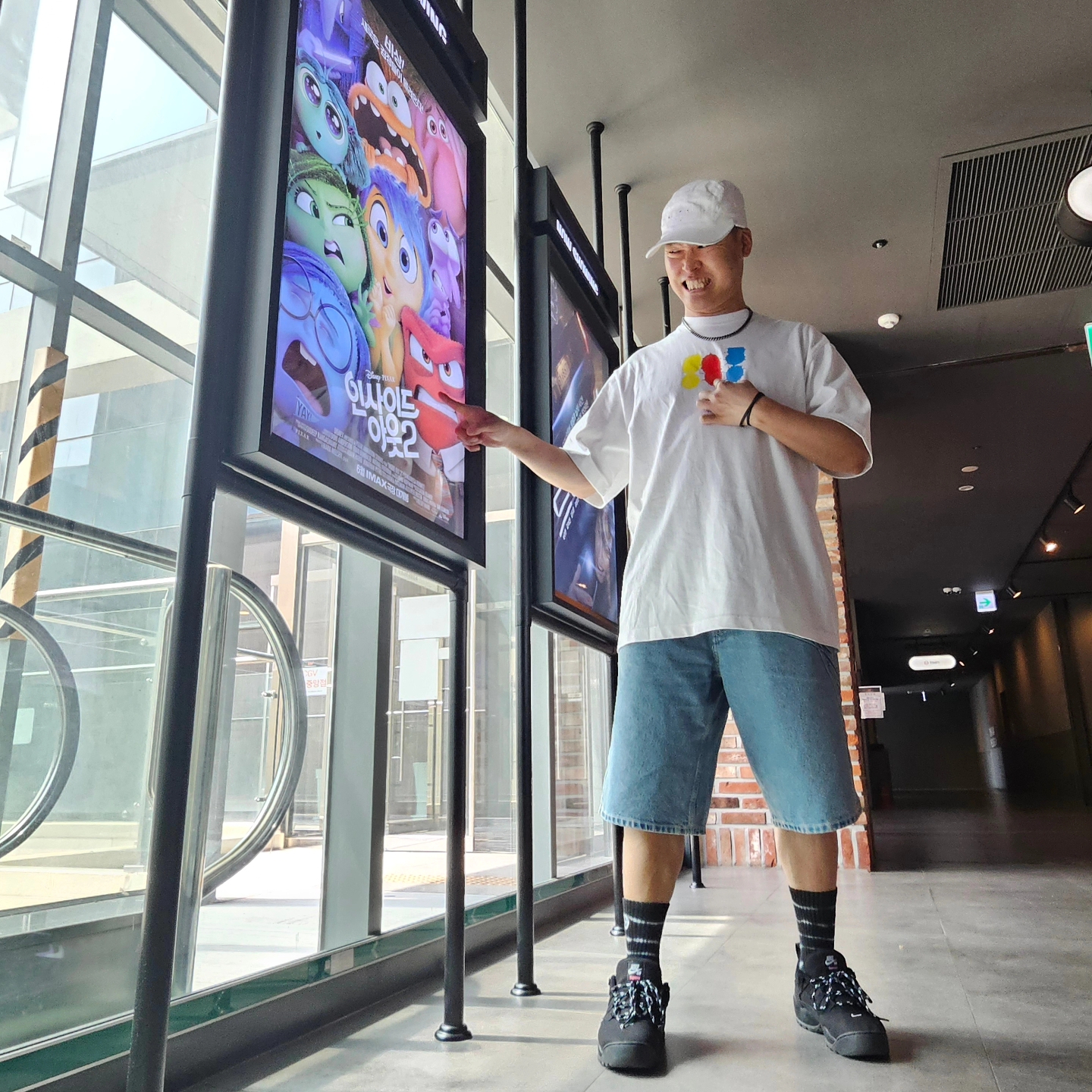 Supreme Script Baggy Denim Short Washed Indigo - 24SS, Nike x Supreme SB Darwin Low Black 착용 스타일 - 2