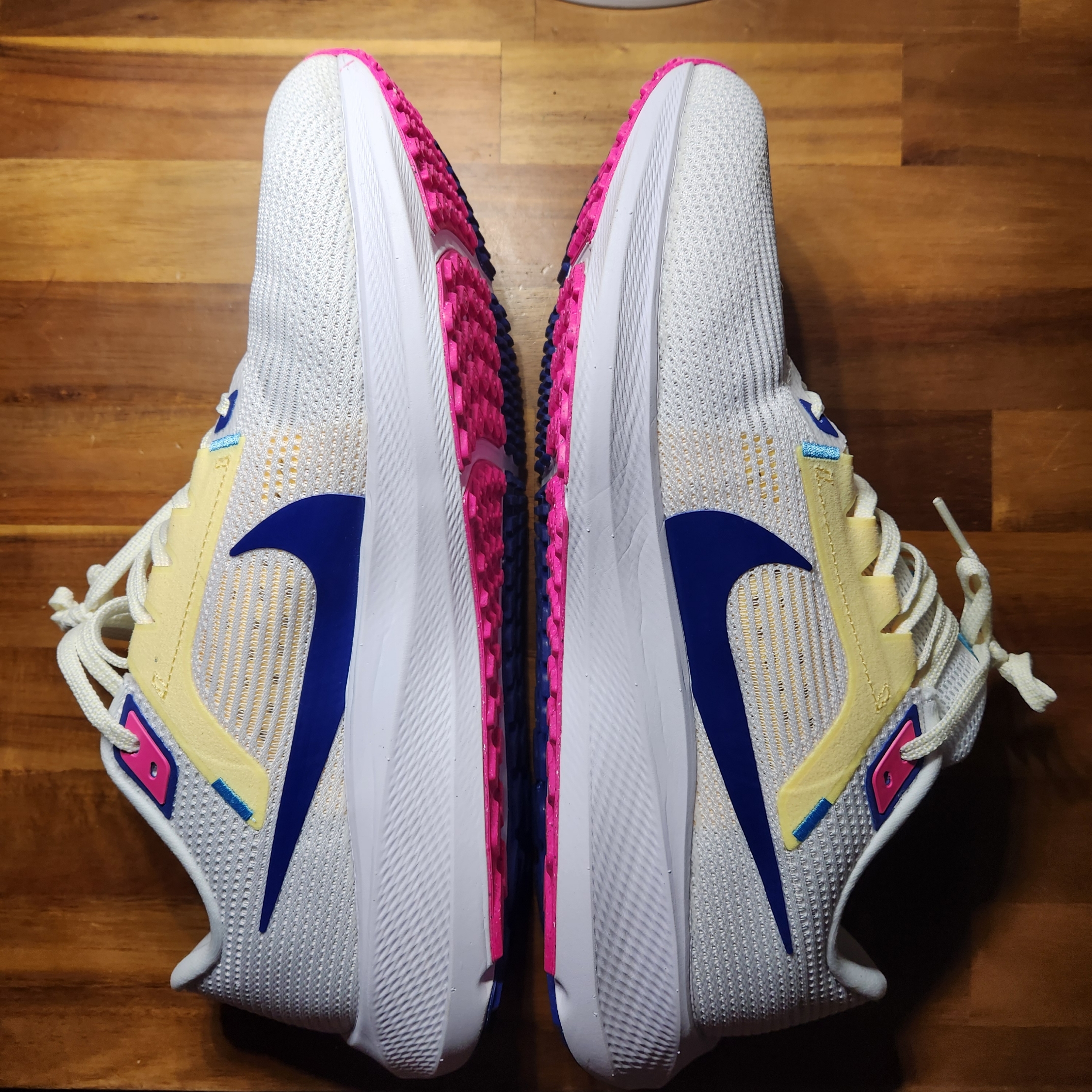 Nike Air Zoom Pegasus 40 White Deep Loyal Blue 착용 스타일 - 2