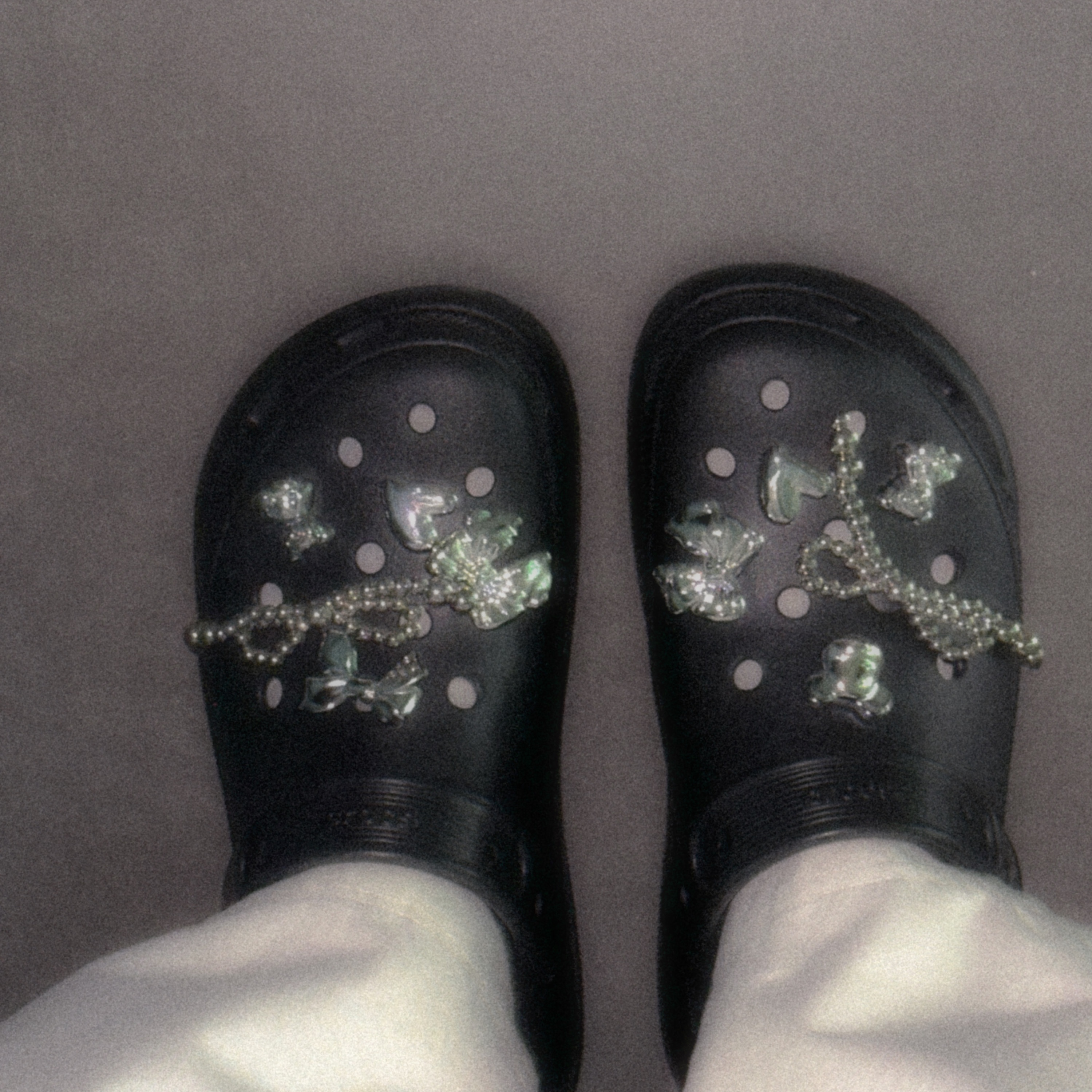 Crocs Classic Crush Clog Black 착용 스타일 - 4
