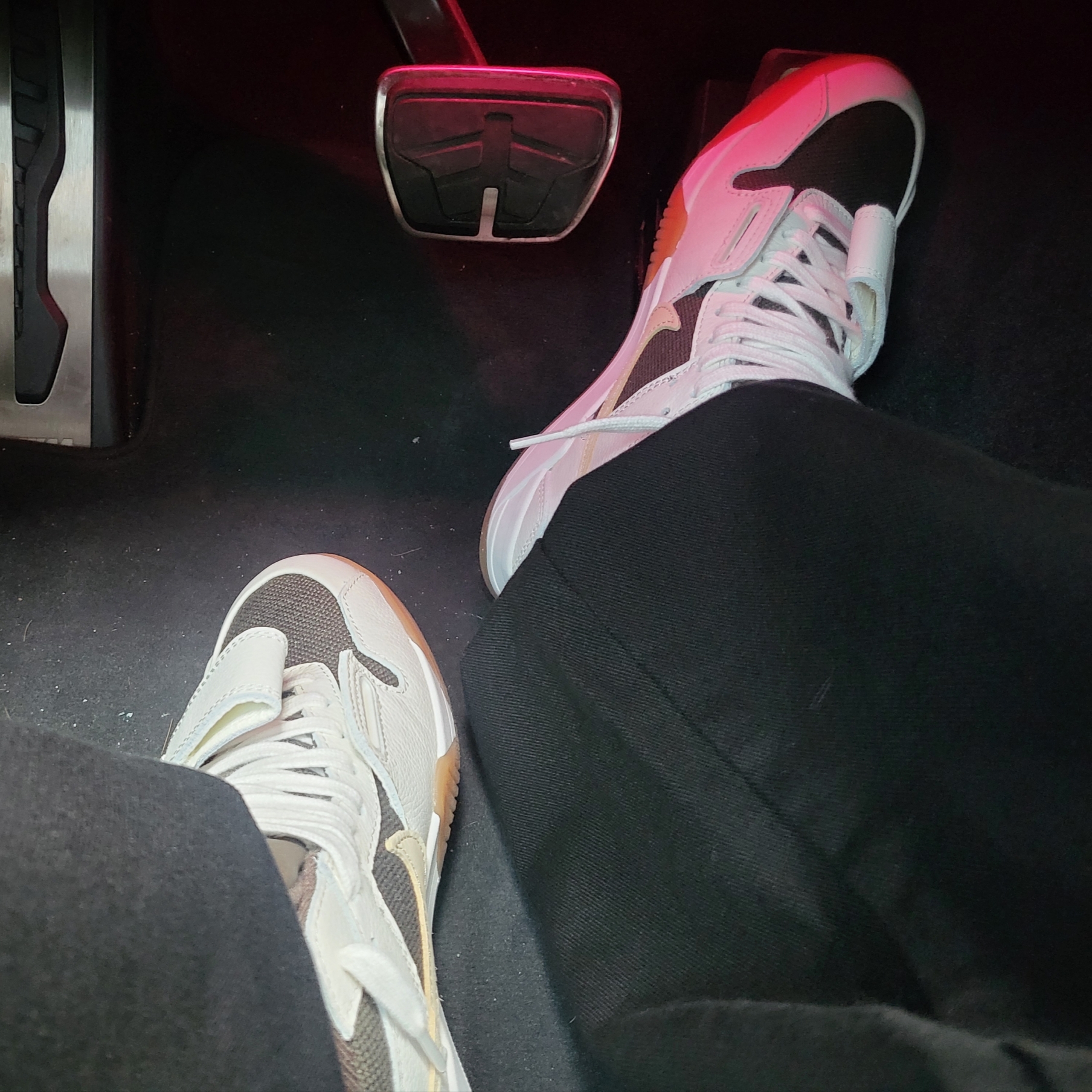 (W) Jordan 1 x Travis Scott Retro Low OG SP Medium Olive, Jordan x Travis Scott Jumpman Jack TR Sail and Dark Mocha 착용 스타일 - 2