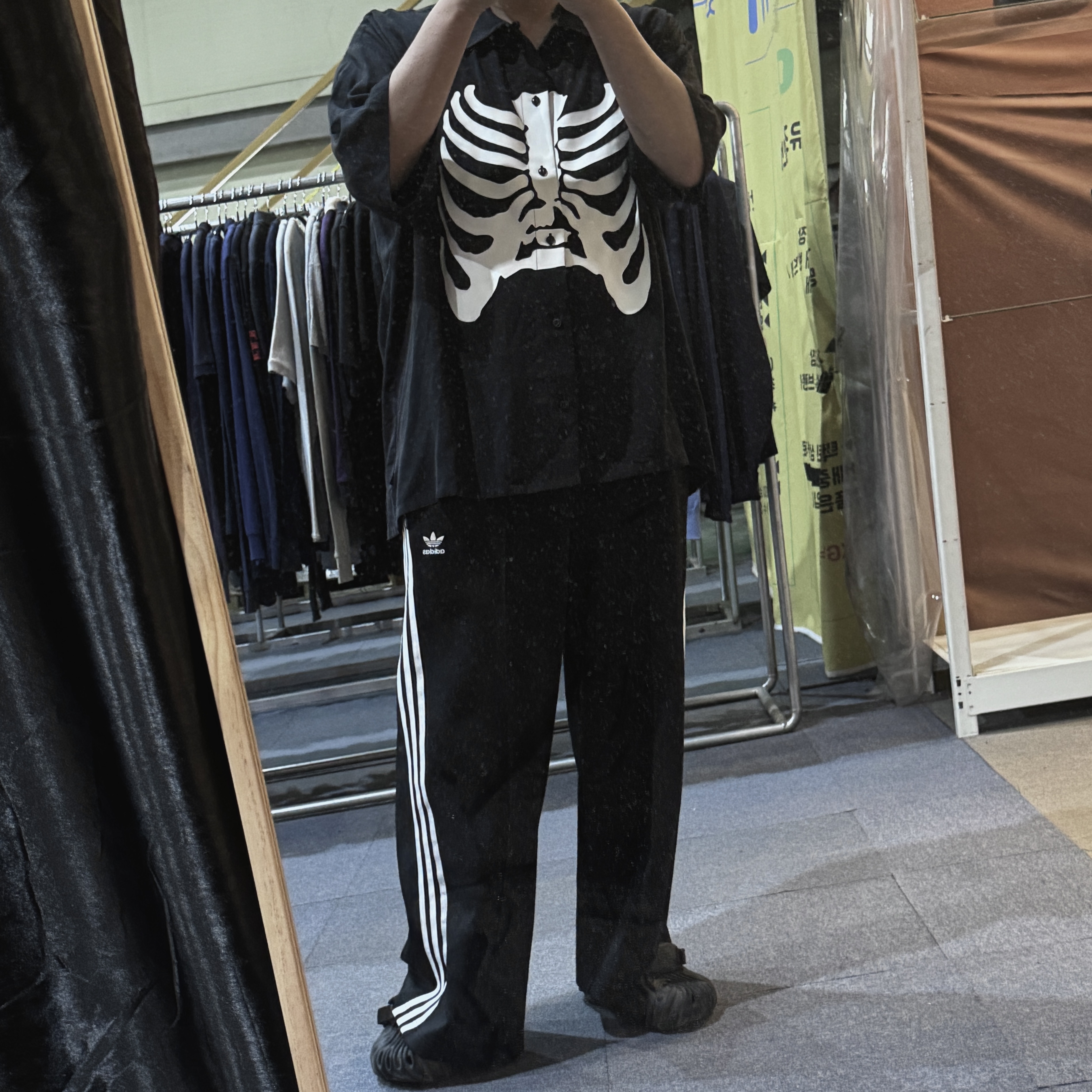 Vans x Mark SBTG Skelleton Short Sleeve Shirt Black 착용 스타일