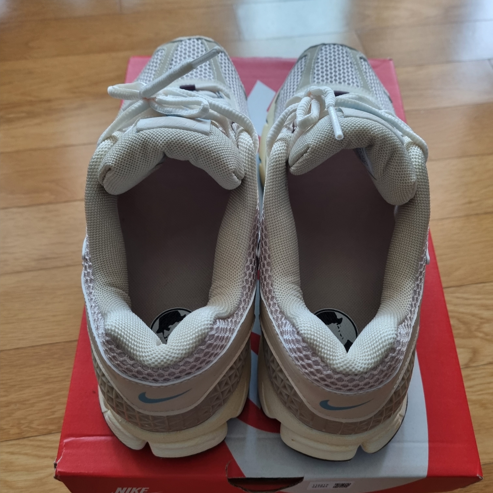 (W) Nike Zoom Vomero 5 Oatmeal 착용 스타일 - 2