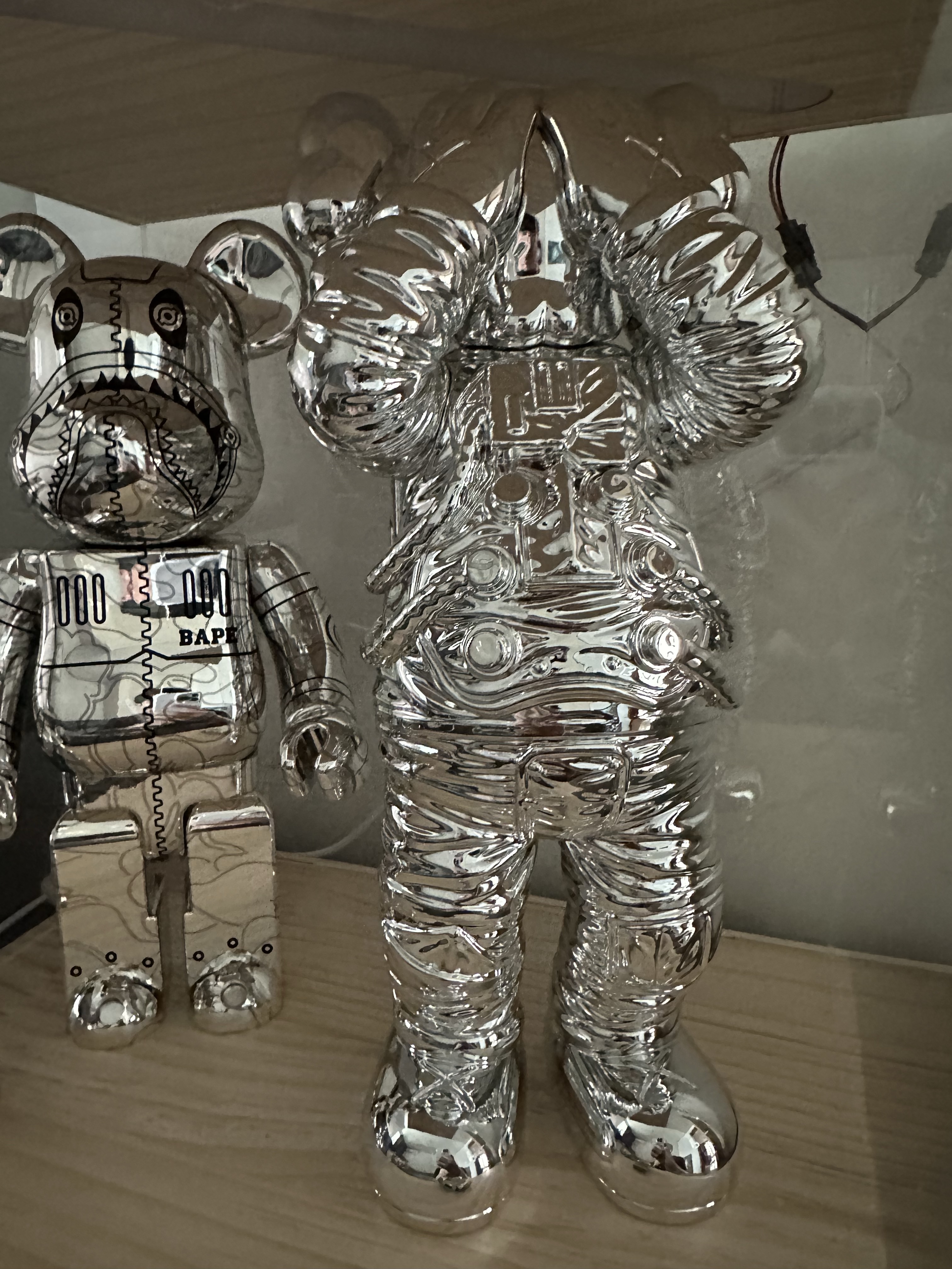 Kaws Holiday Space Figure Silver 착용 스타일