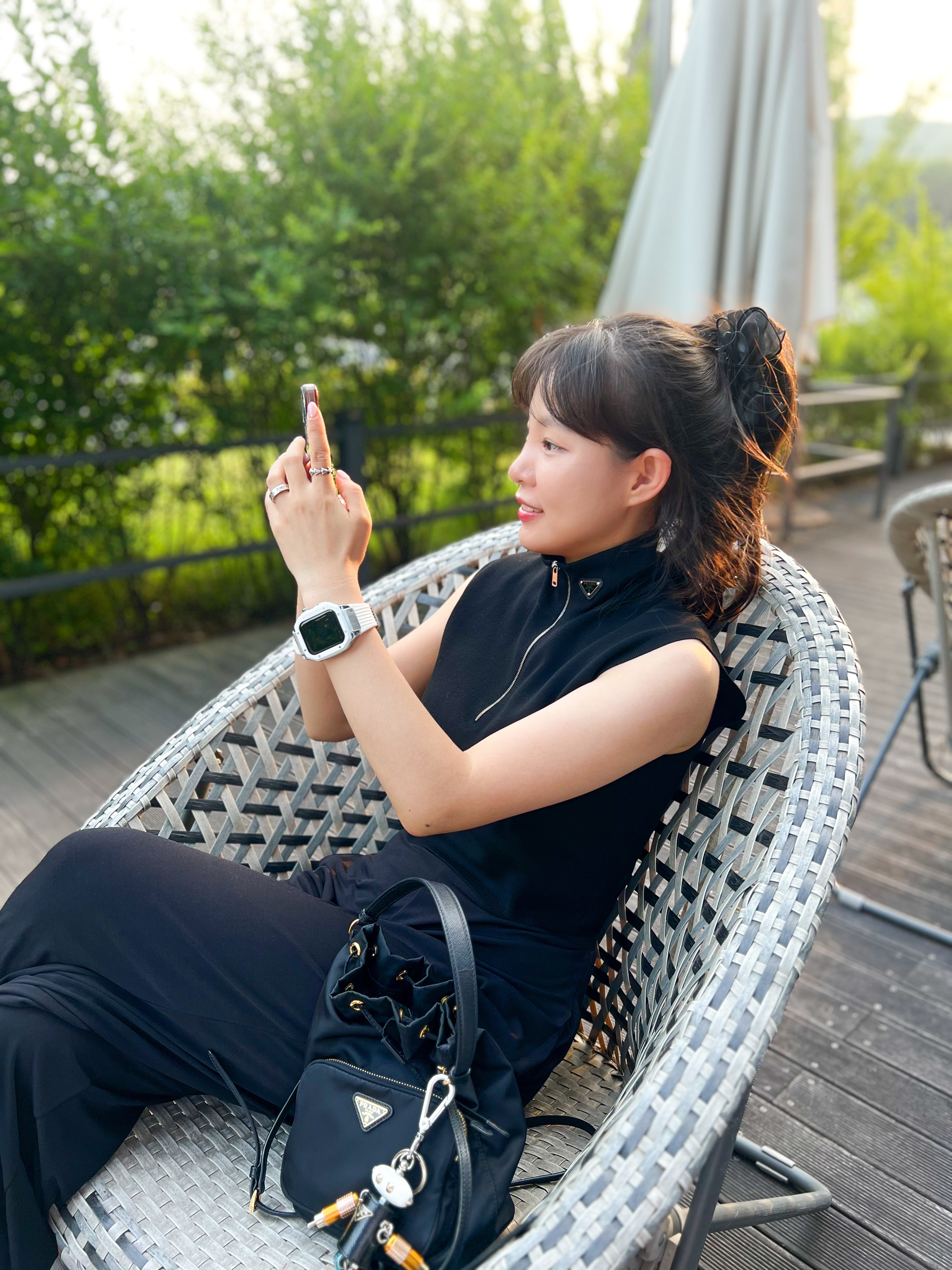 Prada Saffiano Leather Robot Trick Keychain Steel Black, Prada Duet Re-Nylon Shoulder Bag Black Gold 착용 스타일 - 1