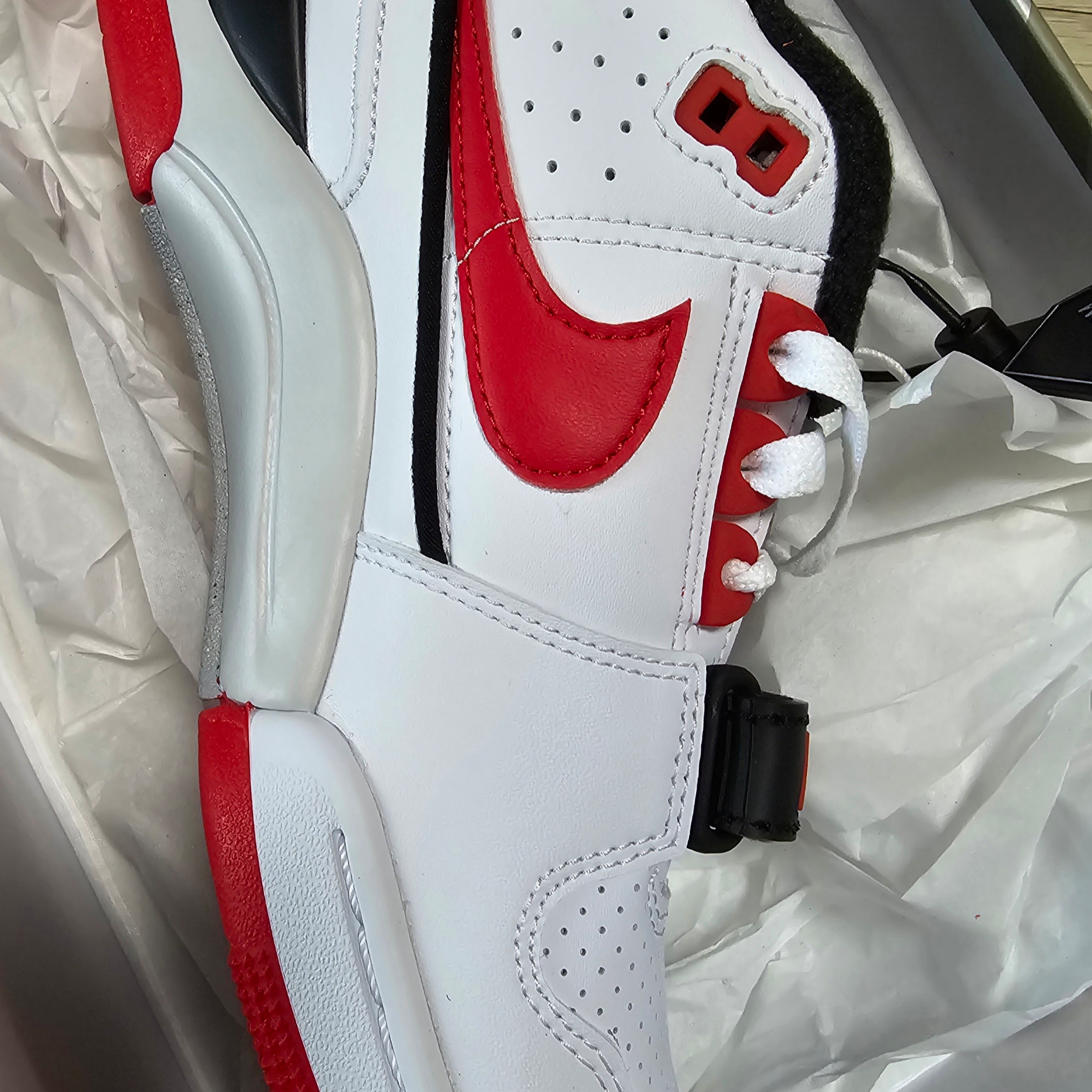 Nike x Billie Eilish Air Alpha Force 88 Fire Red and White 착용 스타일 - 3