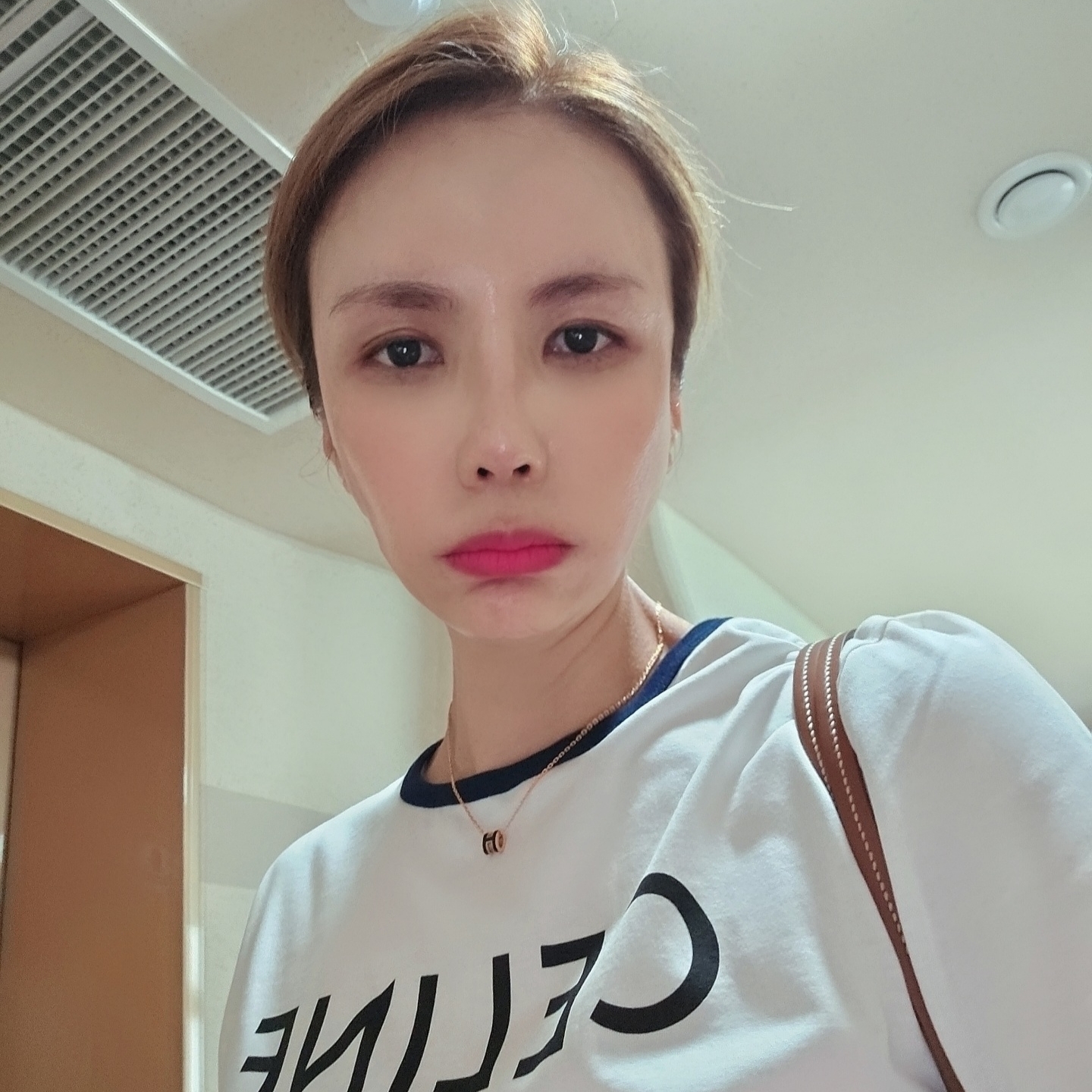 (W) Celine Paris T-Shirt in Cotton Jersey Off White Navy Black, Tom Ford Mandarino Di Amalfi Eau De Parfum 50ml 착용 스타일 - 1