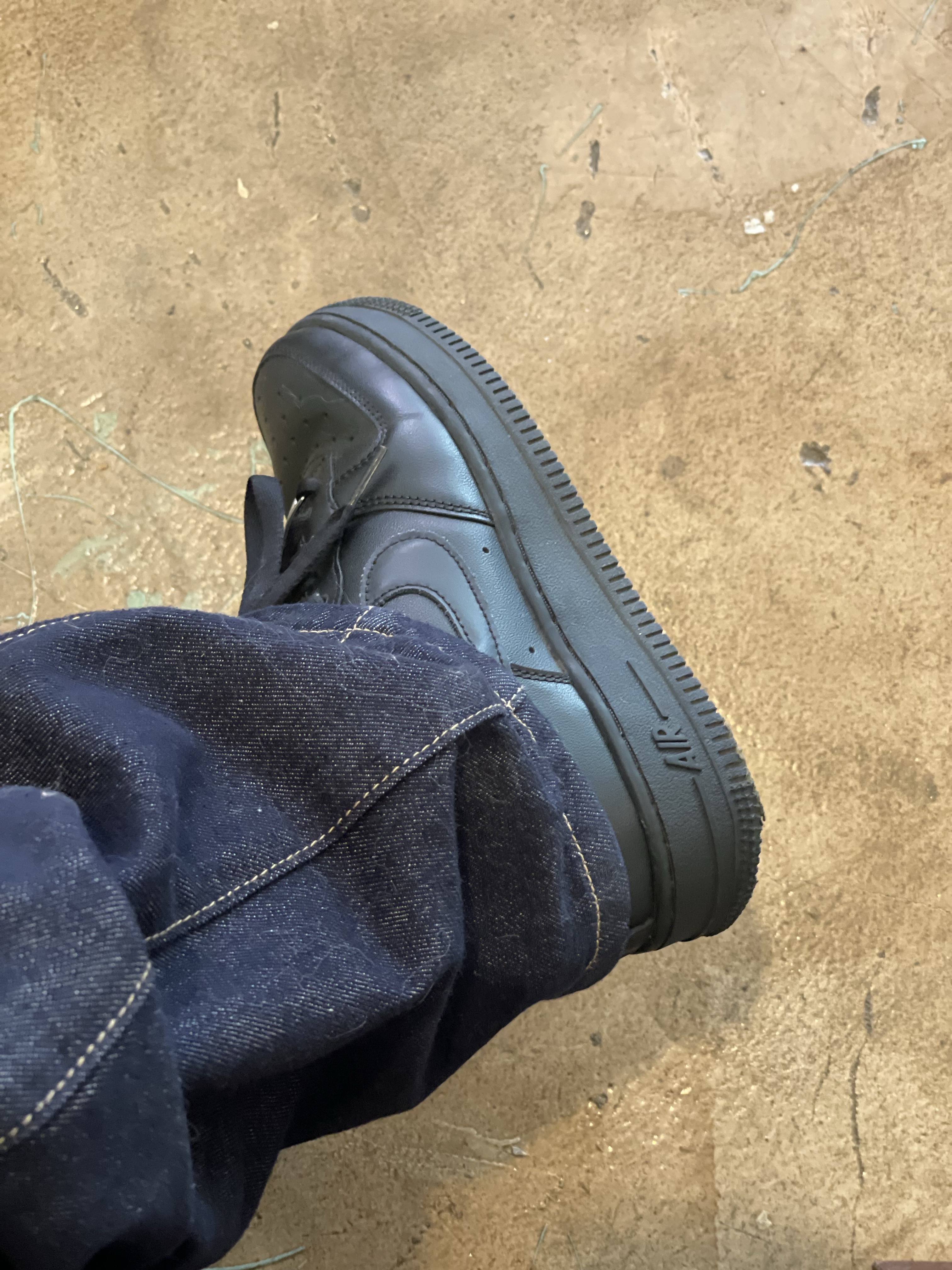 (W) Nike Air Force 1 '07 Low Triple Black 착용 스타일 - 5