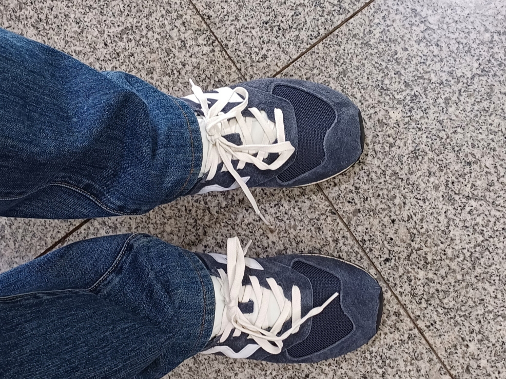 New Balance 574 Heritage Navy 착용 스타일 - 5