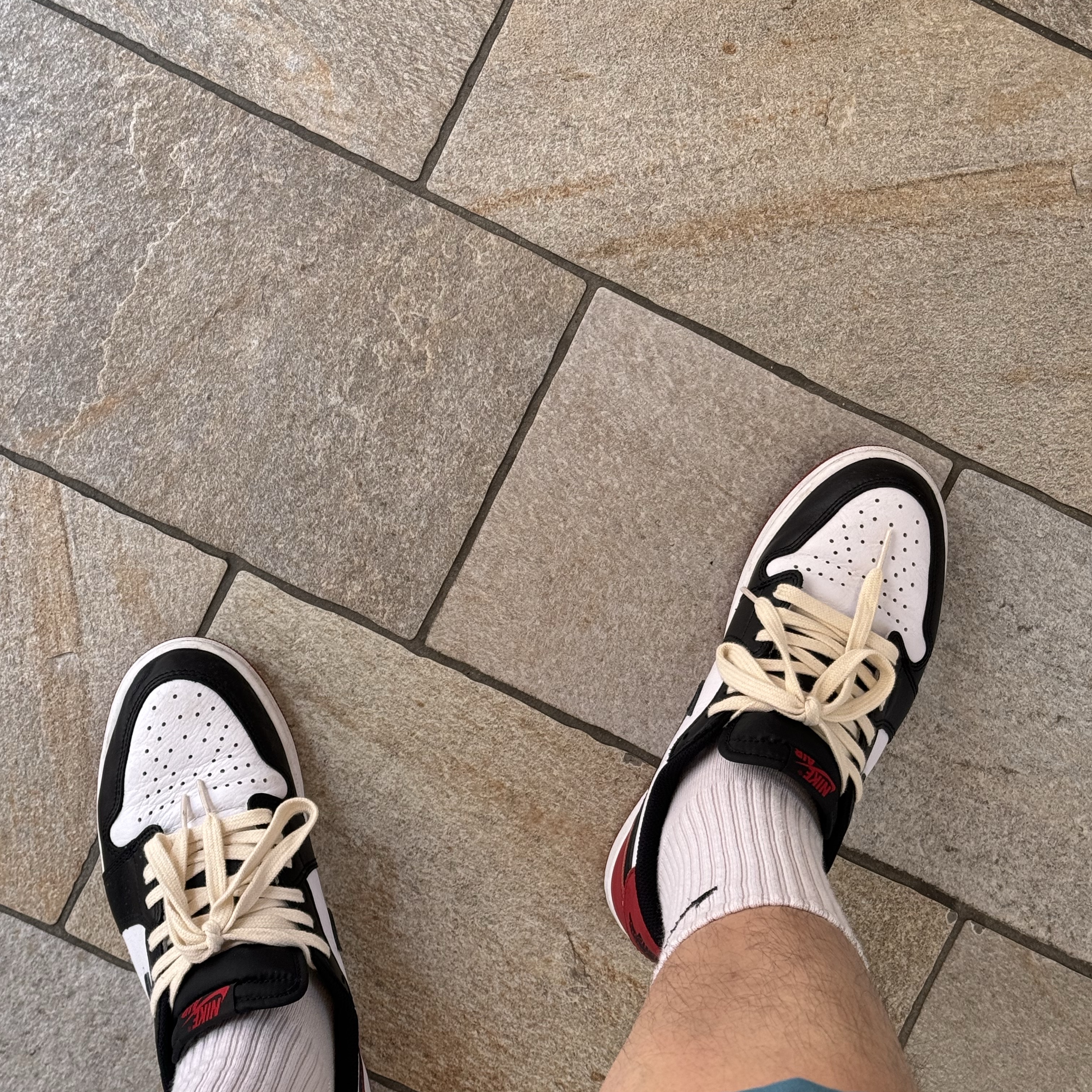 Jordan 1 Retro Low OG Black Toe 착용 스타일 - 1
