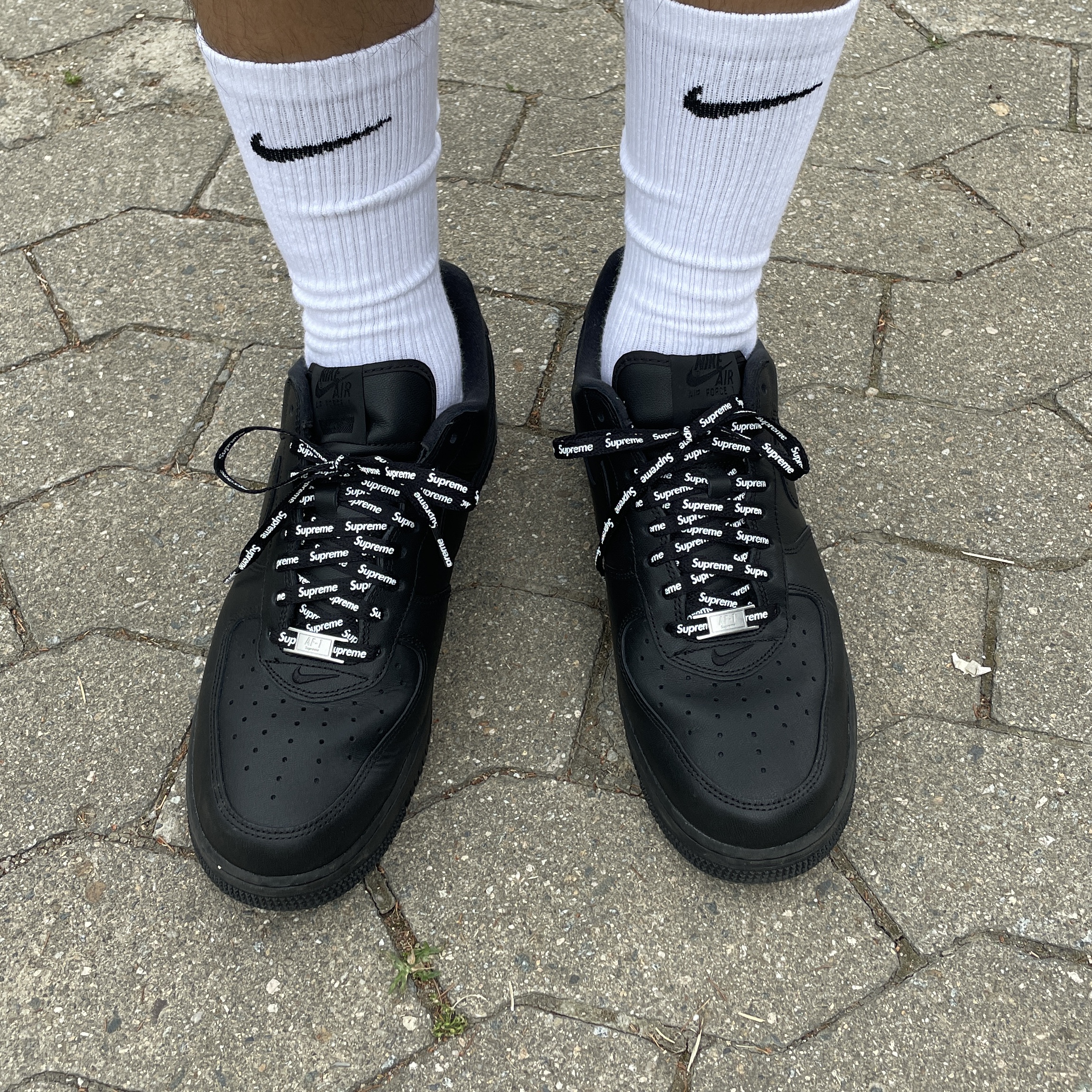 Nike x Supreme Air Force 1 Low Black, Nike x Stussy NRG Crew Socks White Black 착용 스타일