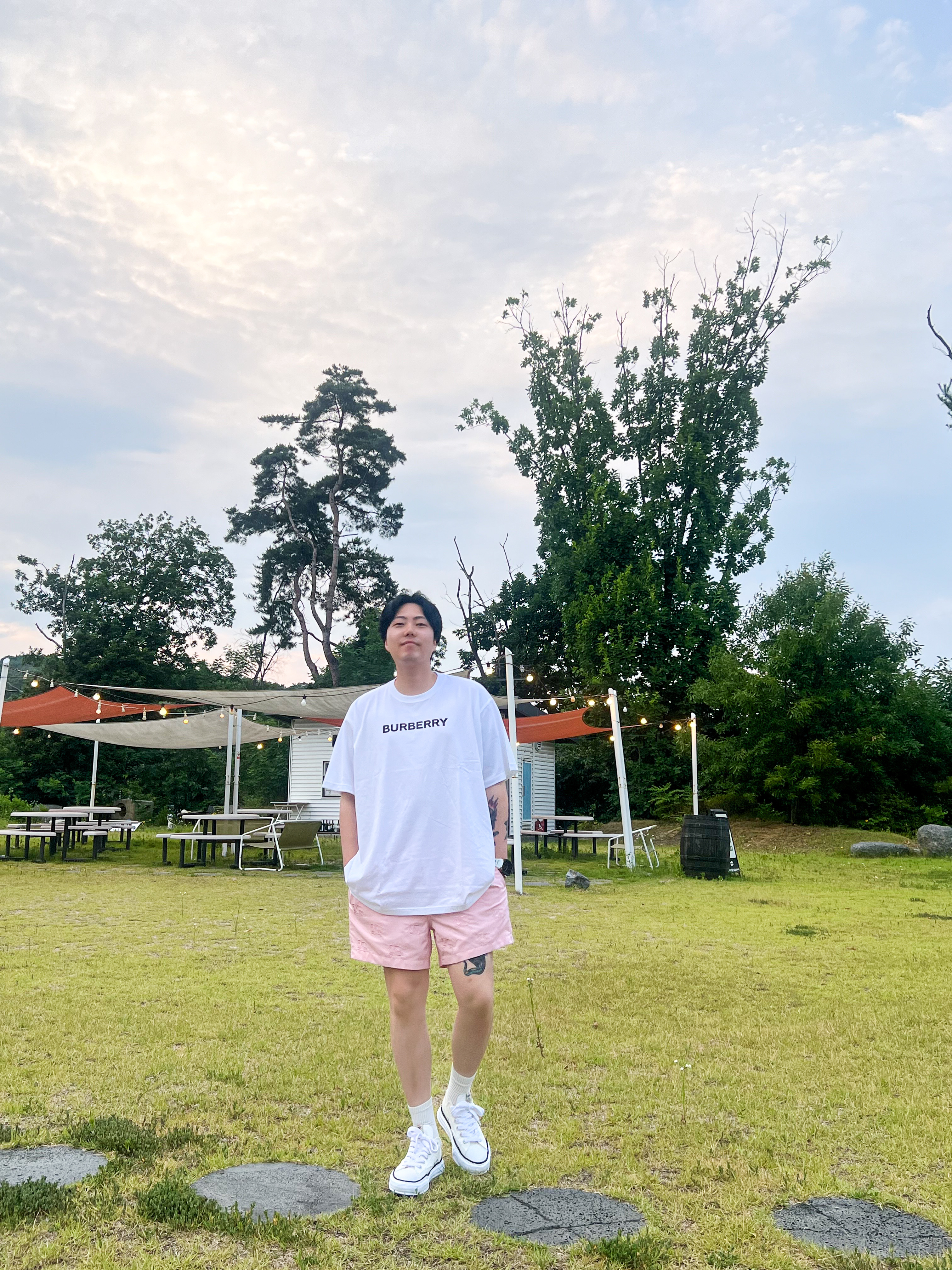 Burberry Logo Print Cotton Oversized T-shirt White, Burberry Vintage Check Technical Twill Shorts 착용 스타일 - 1