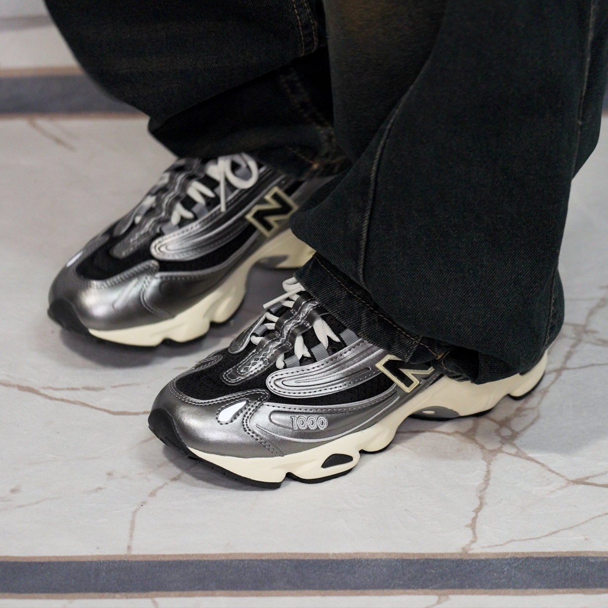 New Balance 1000 Silver Metallic Black 착용 스타일 - 9
