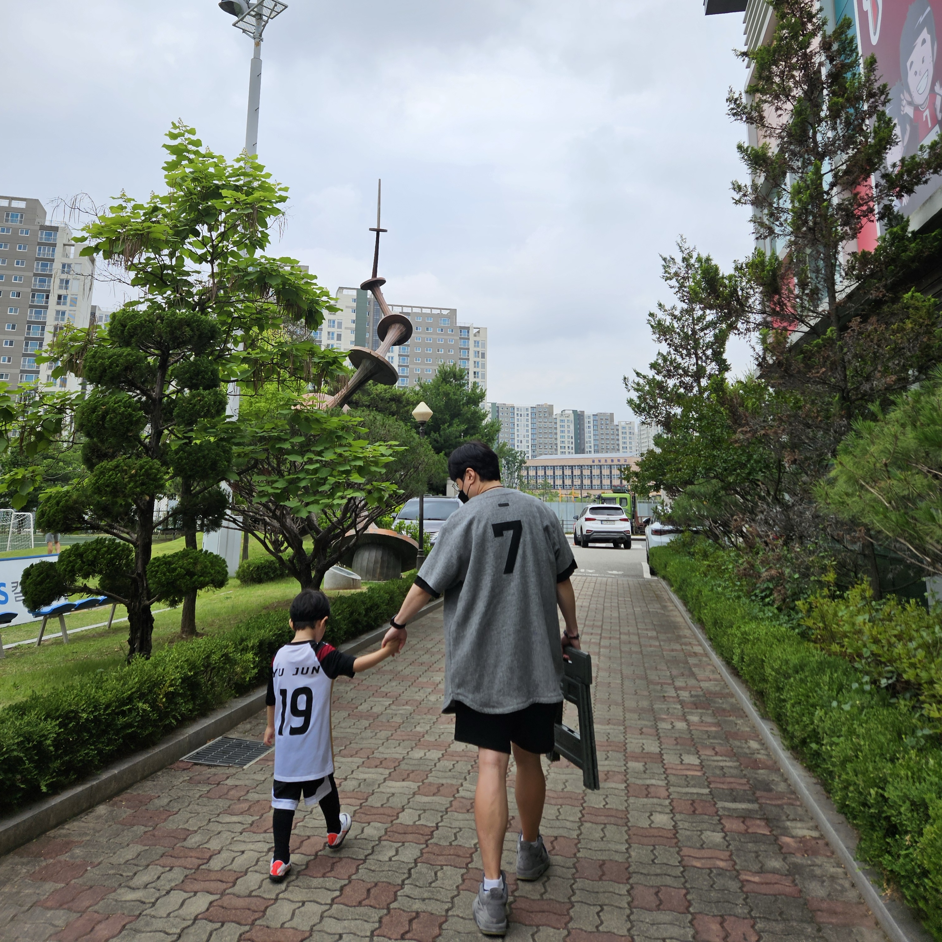 Jordan 4 x Kaws Retro Cool Grey, Essentials Sweatshort Jet Black - 23FW 착용 스타일 - 1