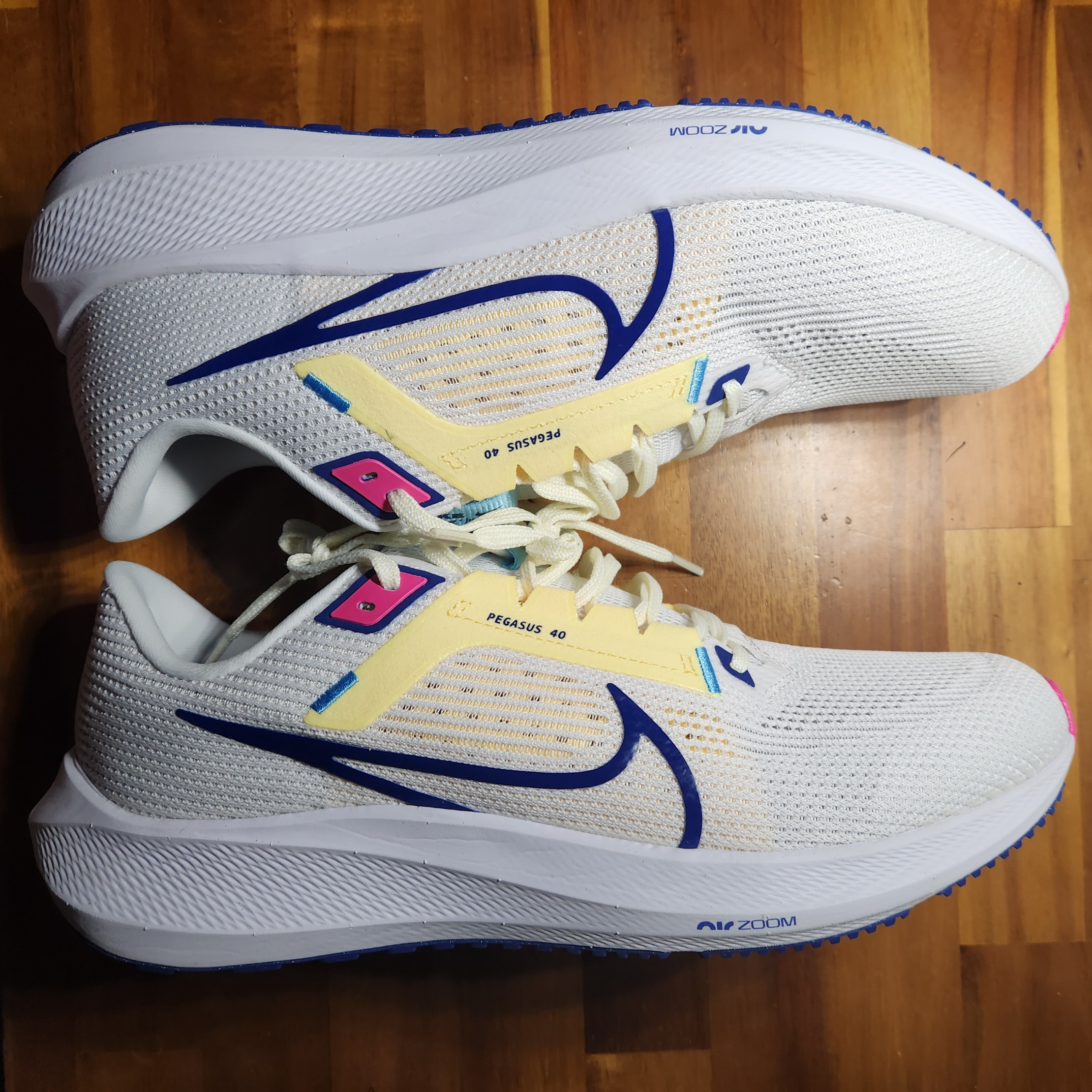 Nike Air Zoom Pegasus 40 White Deep Loyal Blue 착용 스타일 - 3