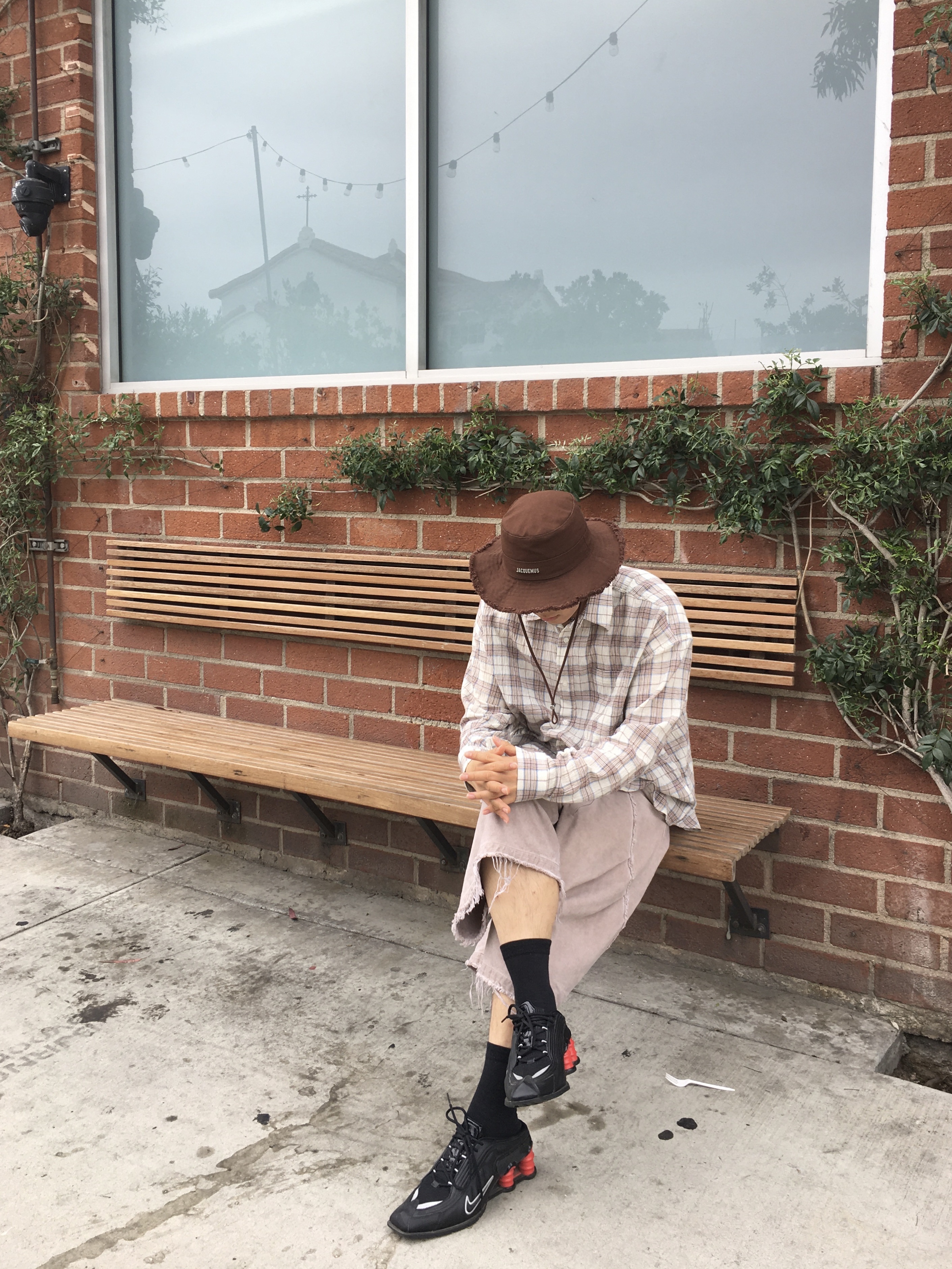 Nike x Martine Rose Shox MR4 Black, Jacquemus Le Bob Artichaut Bucket Hat Brown 착용 스타일 - 1