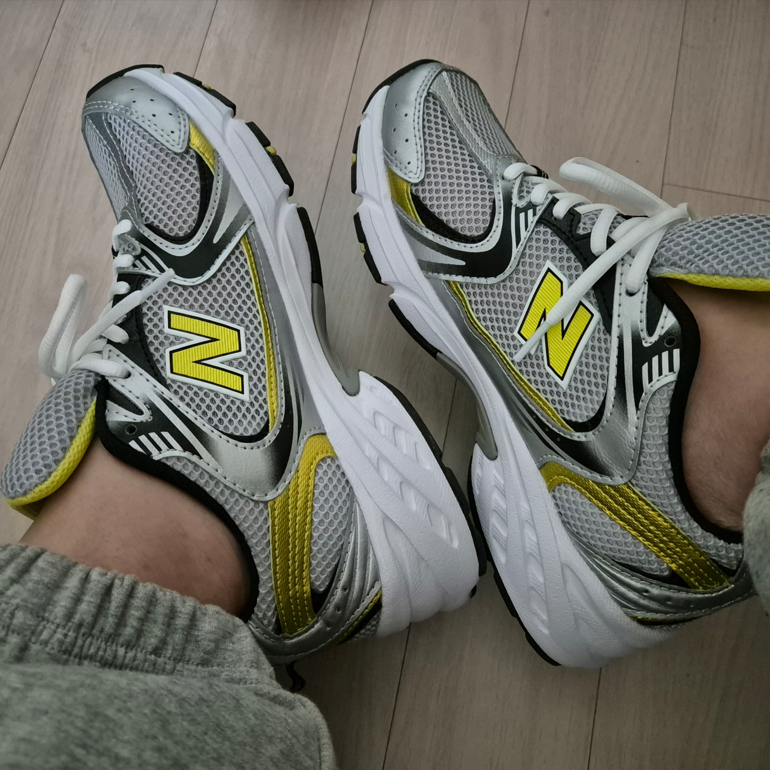 New Balance 530 Silver 착용 스타일