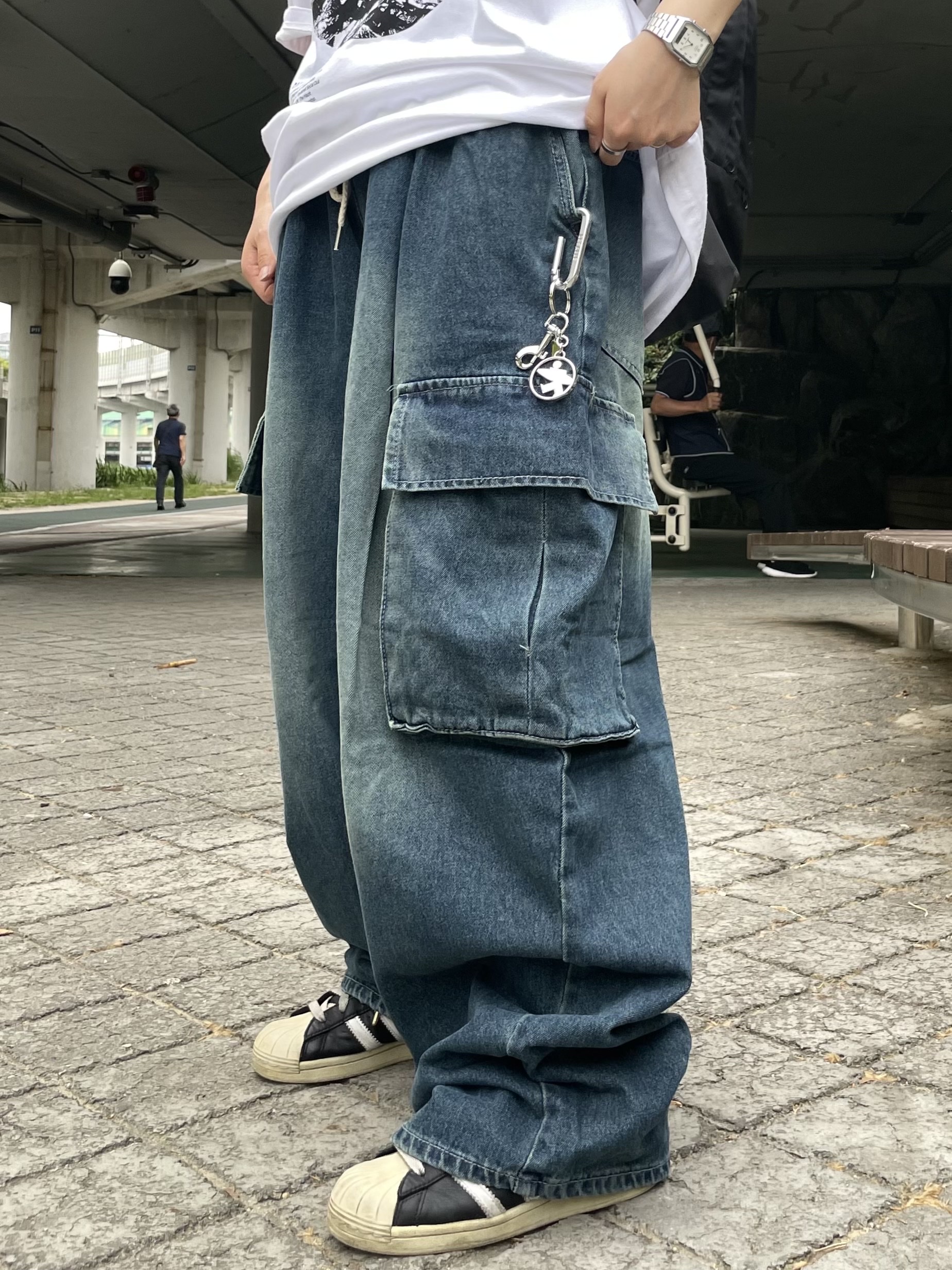 Adidas Superstar Premium Black White, Stussy Surfman Keychain Silver 착용 스타일 - 6