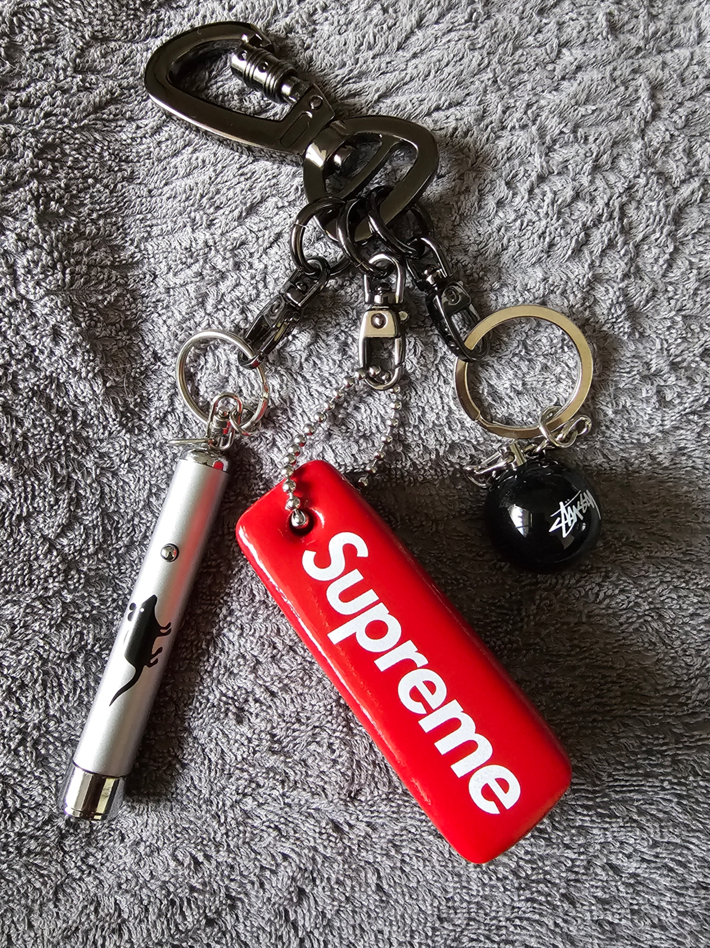 Supreme Floating Keychain Red - 23FW, Stussy 8 Ball Keychain Black 착용 스타일